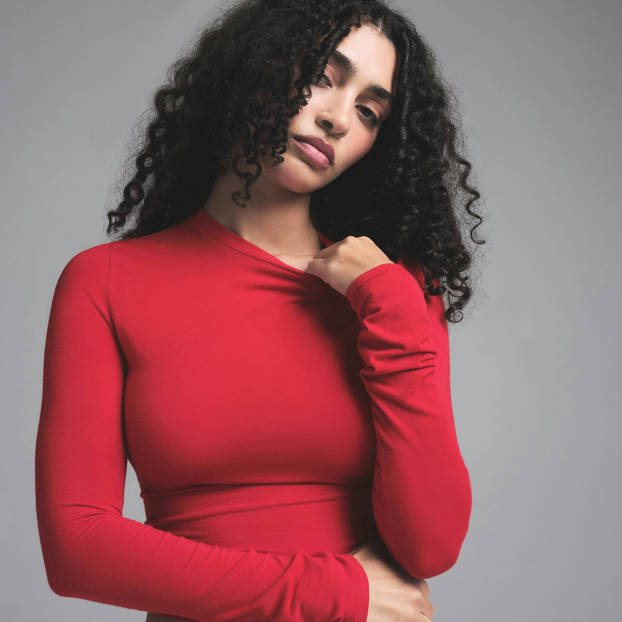 COTTON JERSEY LONG SLEEVE T-SHIRT | CRANBERRY ON A MODEL FRONT VIEW