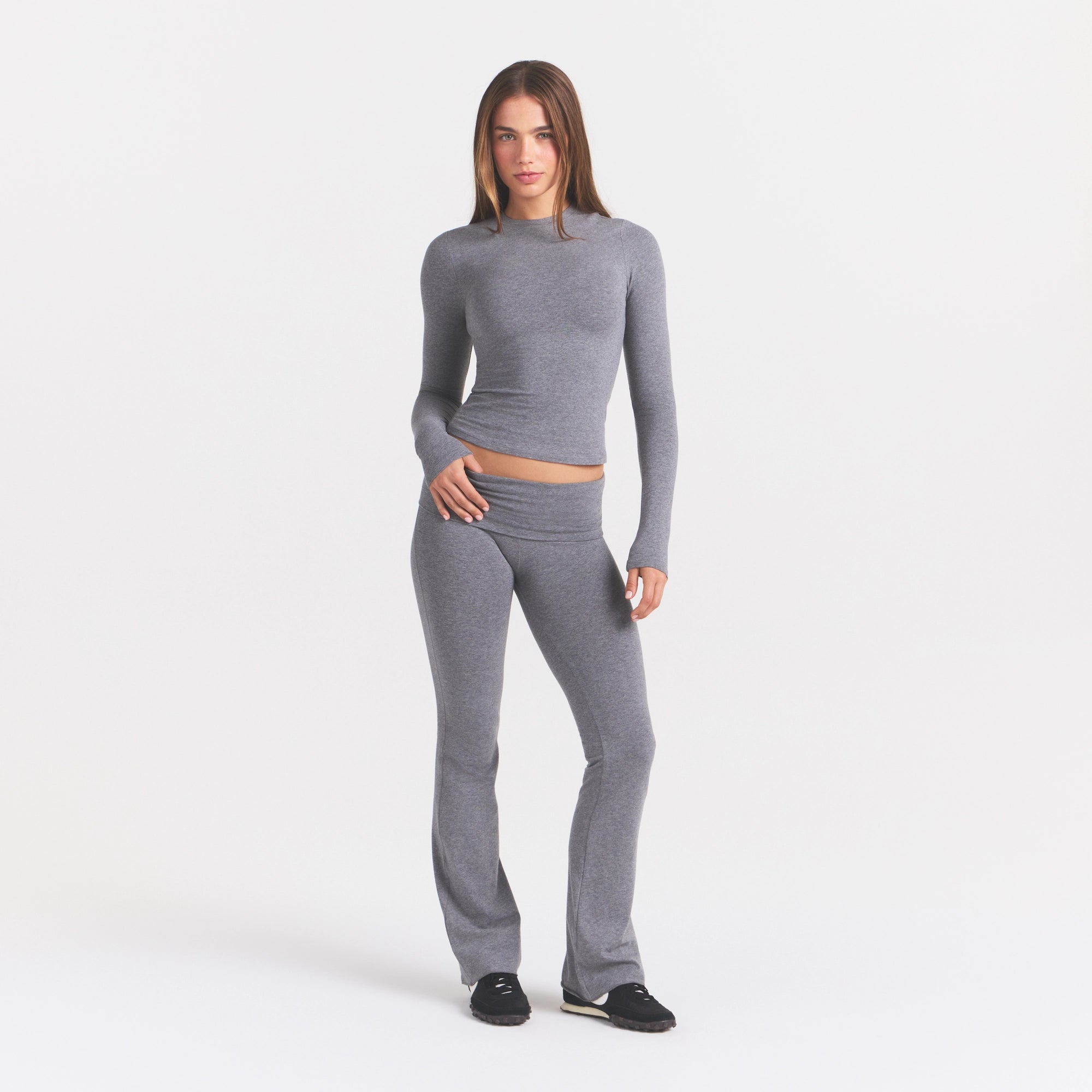 COTTON JERSEY LONG SLEEVE T-SHIRT | DARK HEATHER GREY ON A MODEL FRONT VIEW
