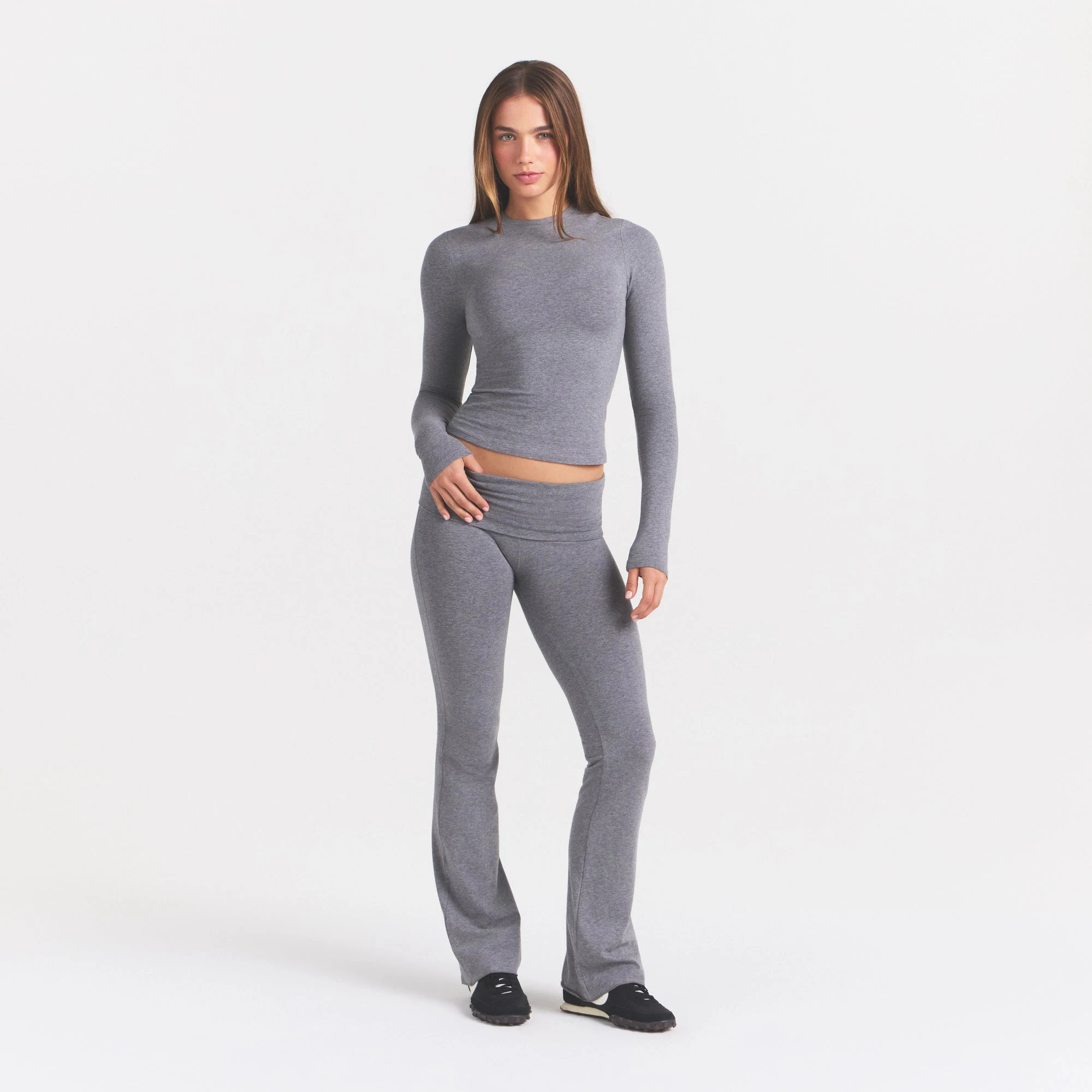 COTTON JERSEY LONG SLEEVE T-SHIRT | DARK HEATHER GREY ON A MODEL FRONT VIEW@ | FOCUS: 0.0, 1.0, 0.9