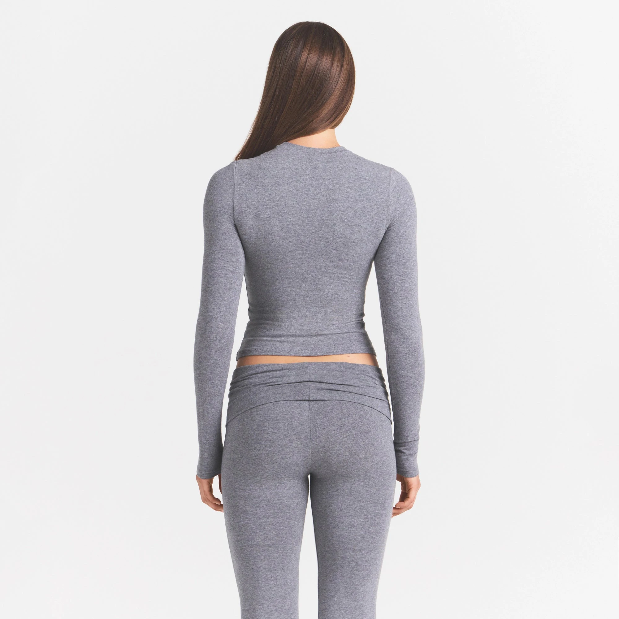 COTTON JERSEY LONG SLEEVE T-SHIRT | DARK HEATHER GREY ON A MODEL BACK VIEW @ | FOCUS: 0.0, 1.0, 0.9