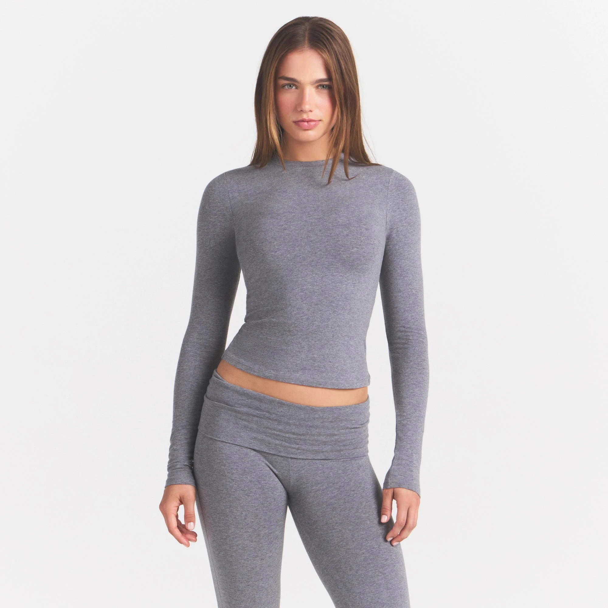 COTTON JERSEY LONG SLEEVE T-SHIRT | DARK HEATHER GREY ON A MODEL FRONT VIEW@ | FOCUS: 0.0, 1.0, 0.9