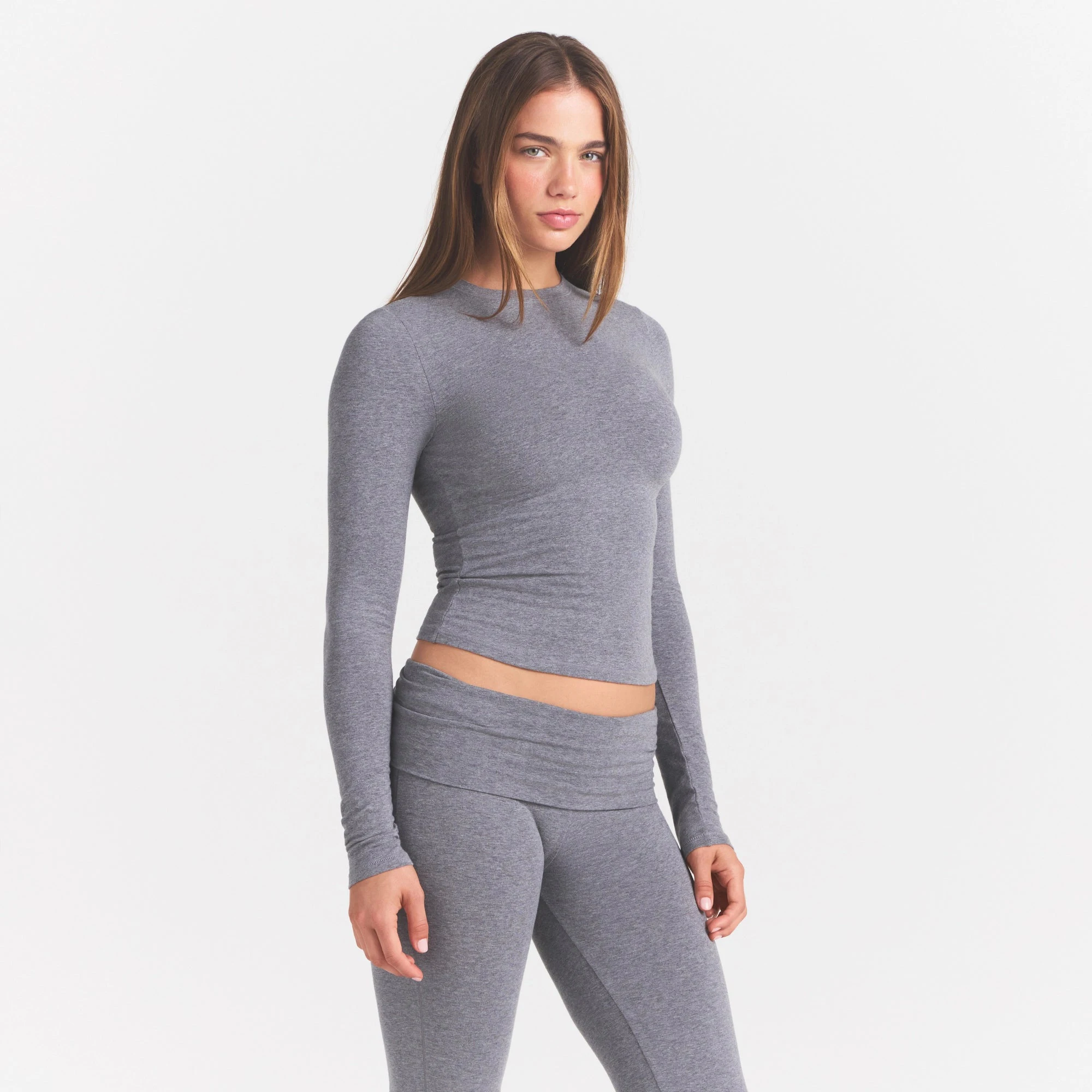 COTTON JERSEY LONG SLEEVE T-SHIRT | DARK HEATHER GREY ON A MODEL FRONT VIEW@ | FOCUS: 0.0, 1.0, 0.9
