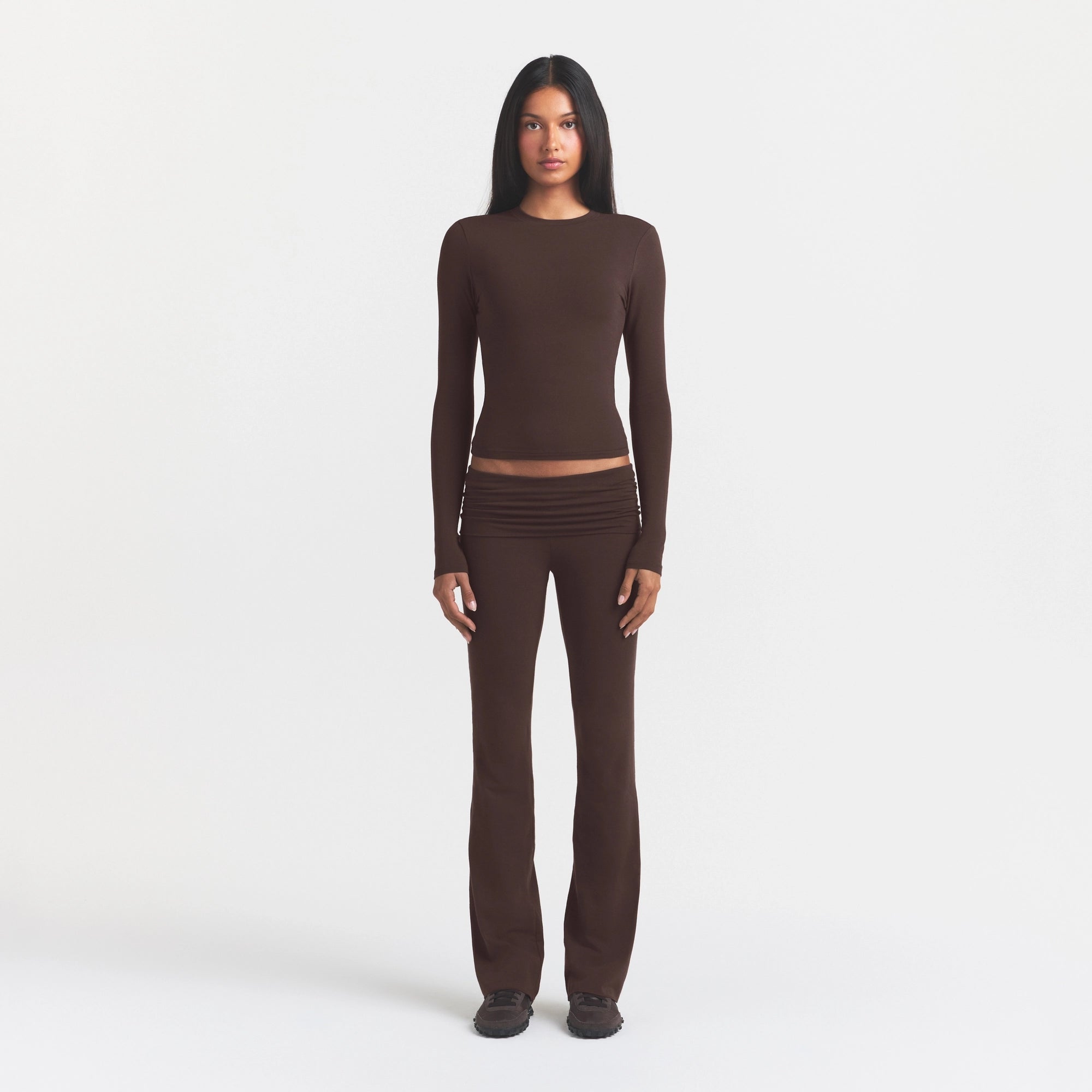 COTTON JERSEY LONG SLEEVE T-SHIRT | ESPRESSO ON A MODEL FRONT VIEW