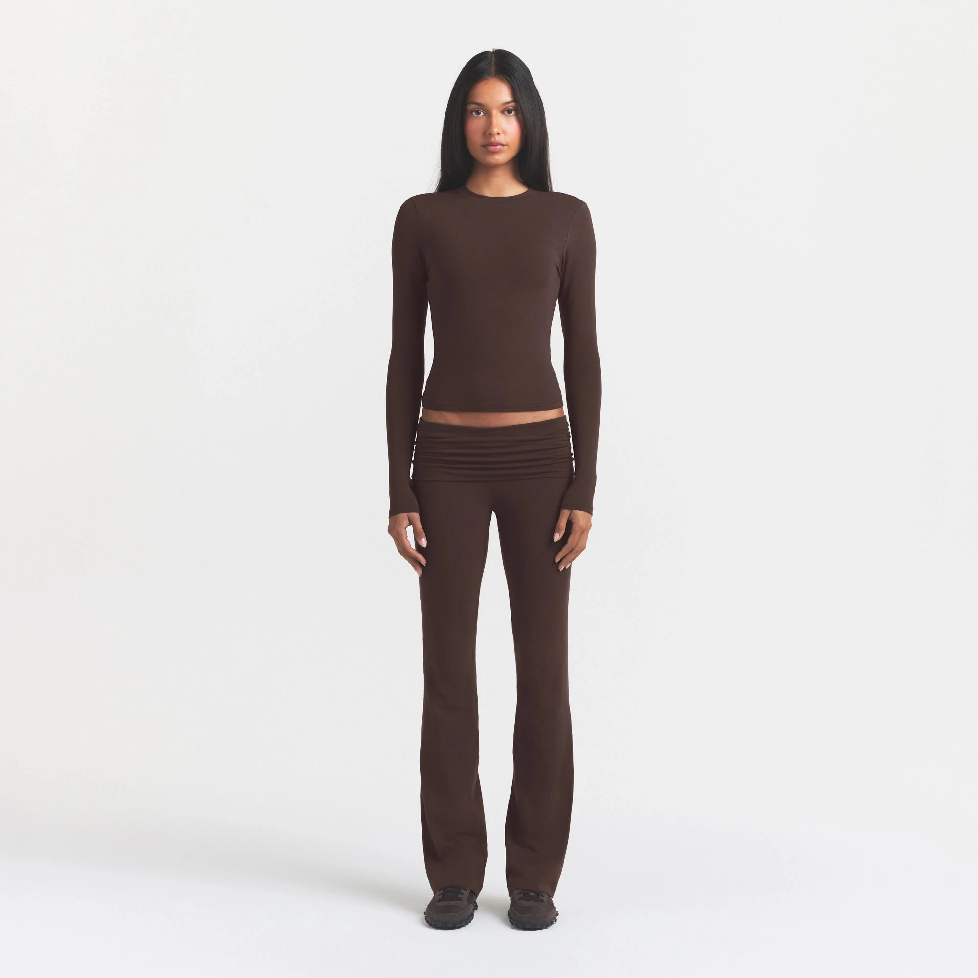 COTTON JERSEY LONG SLEEVE T-SHIRT | ESPRESSO ON A MODEL FRONT VIEW @ | FOCUS: 0.0, 1.0, 0.9