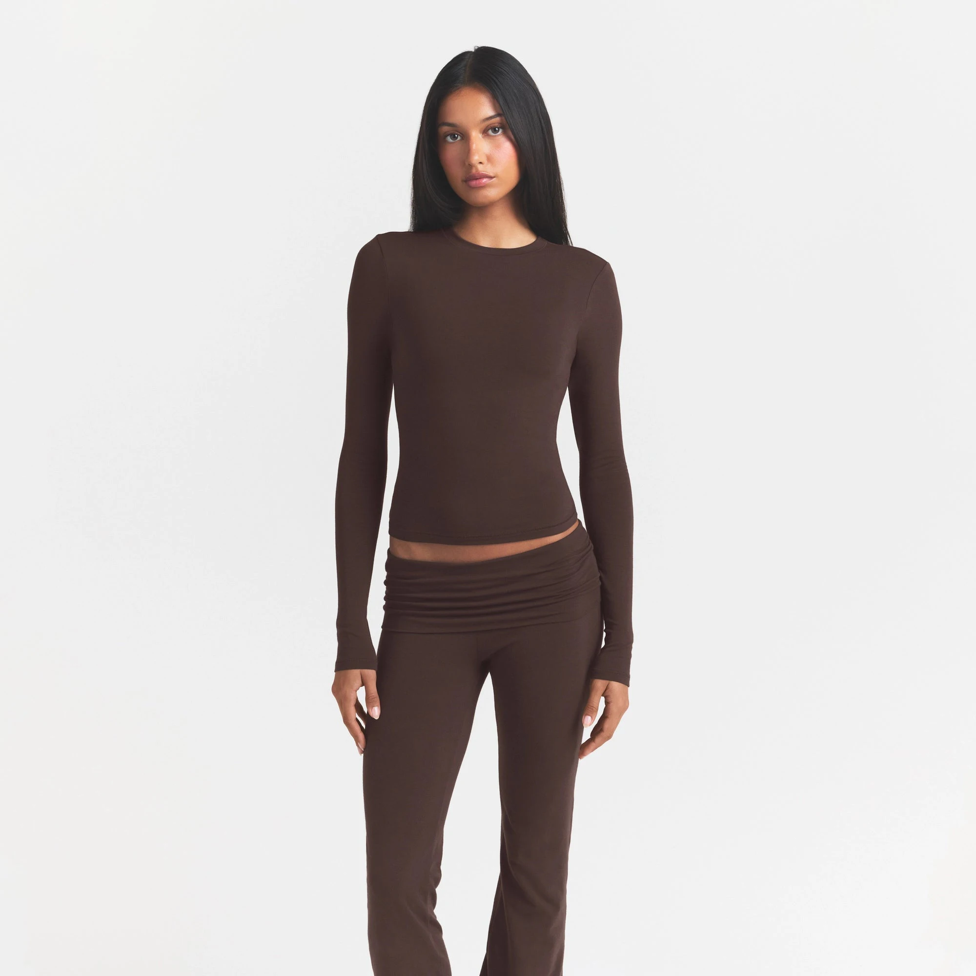 COTTON JERSEY LONG SLEEVE T-SHIRT | ESPRESSO ON A MODEL FRONT VIEW @ | FOCUS: 0.0, 1.0, 0.9