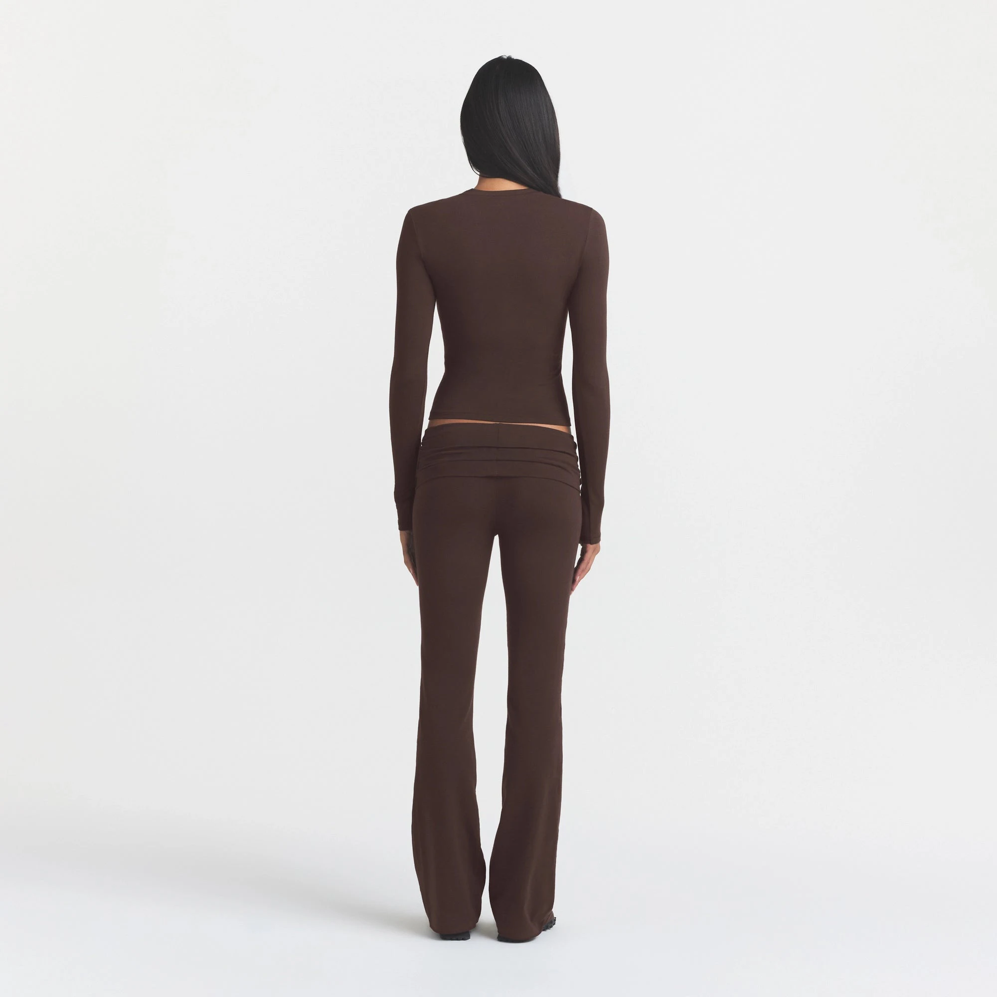 COTTON JERSEY LONG SLEEVE T-SHIRT | ESPRESSO ON A MODEL BACK VIEW @ | FOCUS: 0.0, 1.0, 0.9