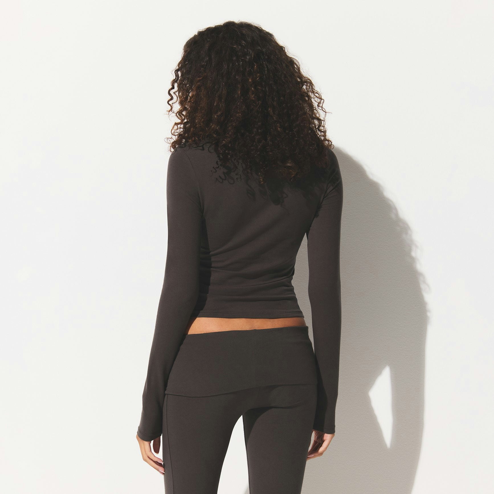 COTTON JERSEY LONG SLEEVE T-SHIRT | IRON ON A MODEL BACK VIEW @ | FOCUS: 0.0, 1.0, 0.9