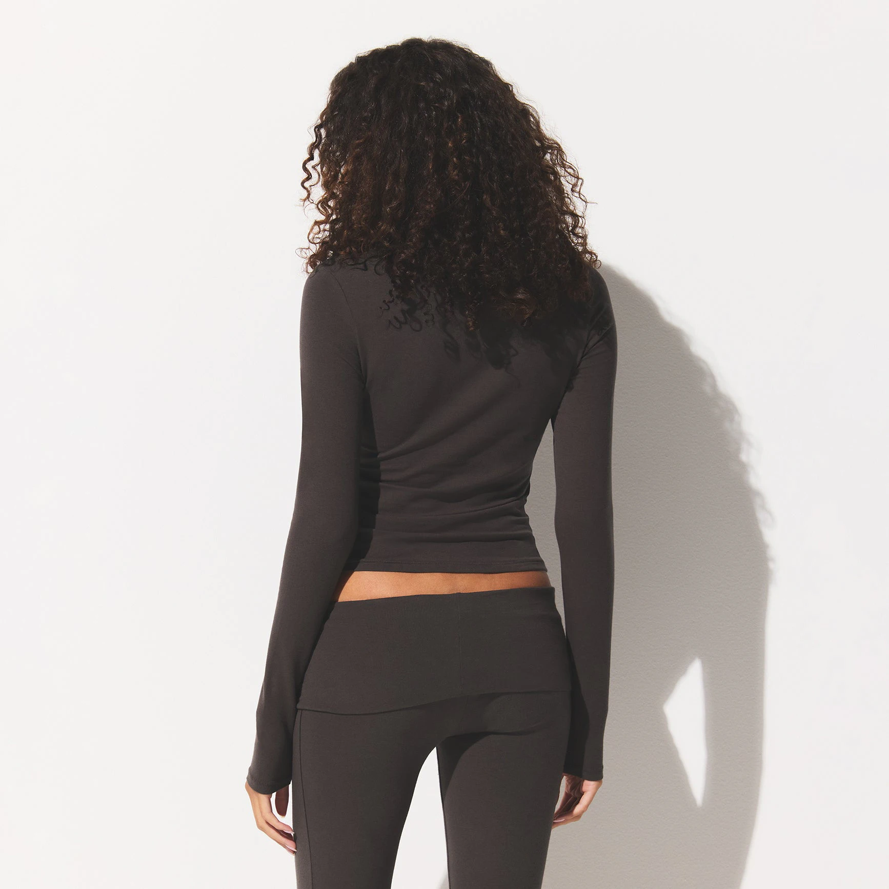 COTTON JERSEY LONG SLEEVE T-SHIRT | IRON ON A MODEL BACK VIEW @ | FOCUS: 0.0, 1.0, 0.9