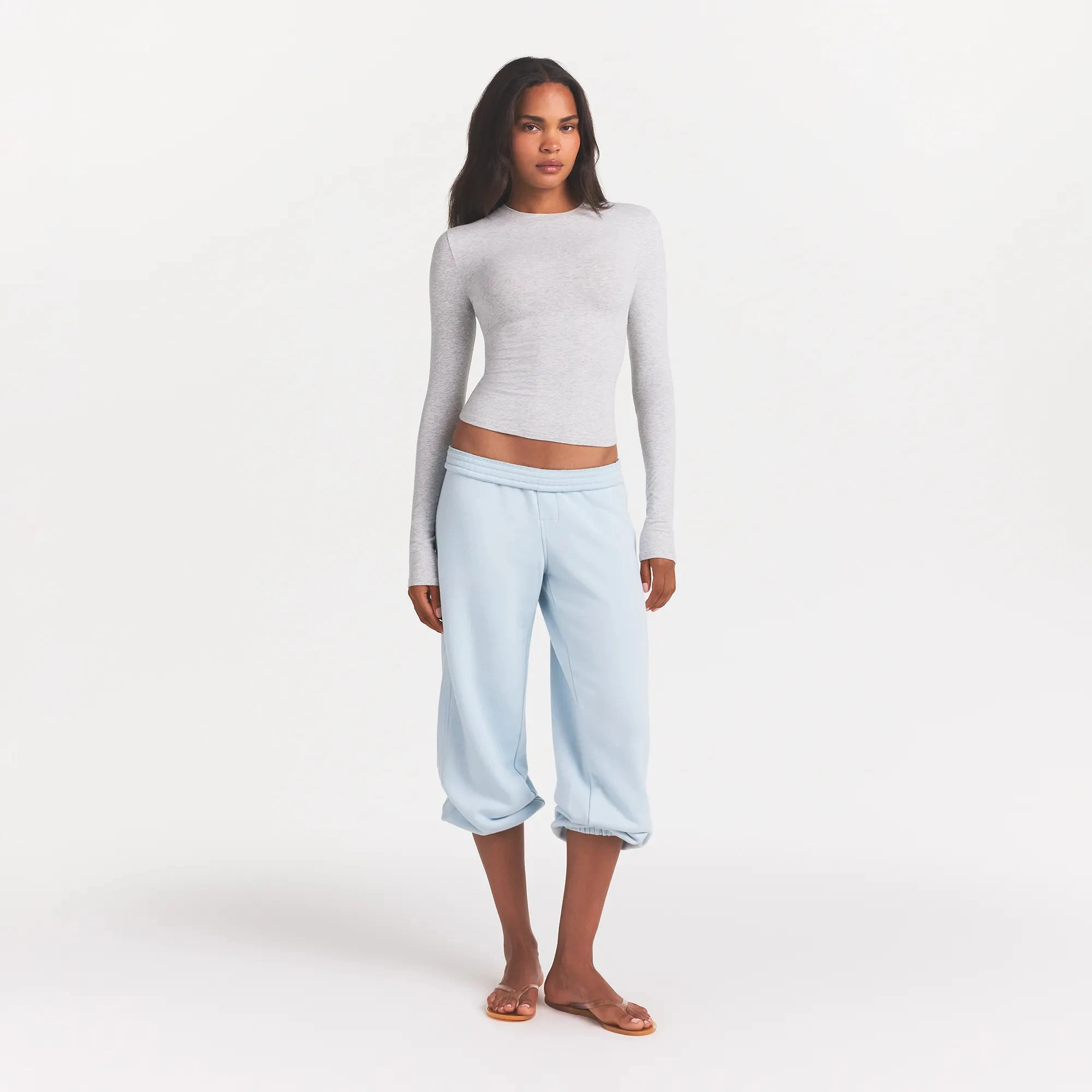 COTTON JERSEY LONG SLEEVE T-SHIRT | LIGHT HEATHER GREY ON A MODEL FRONT VIEW @ | FOCUS: 0.0, 1.0, 0.9