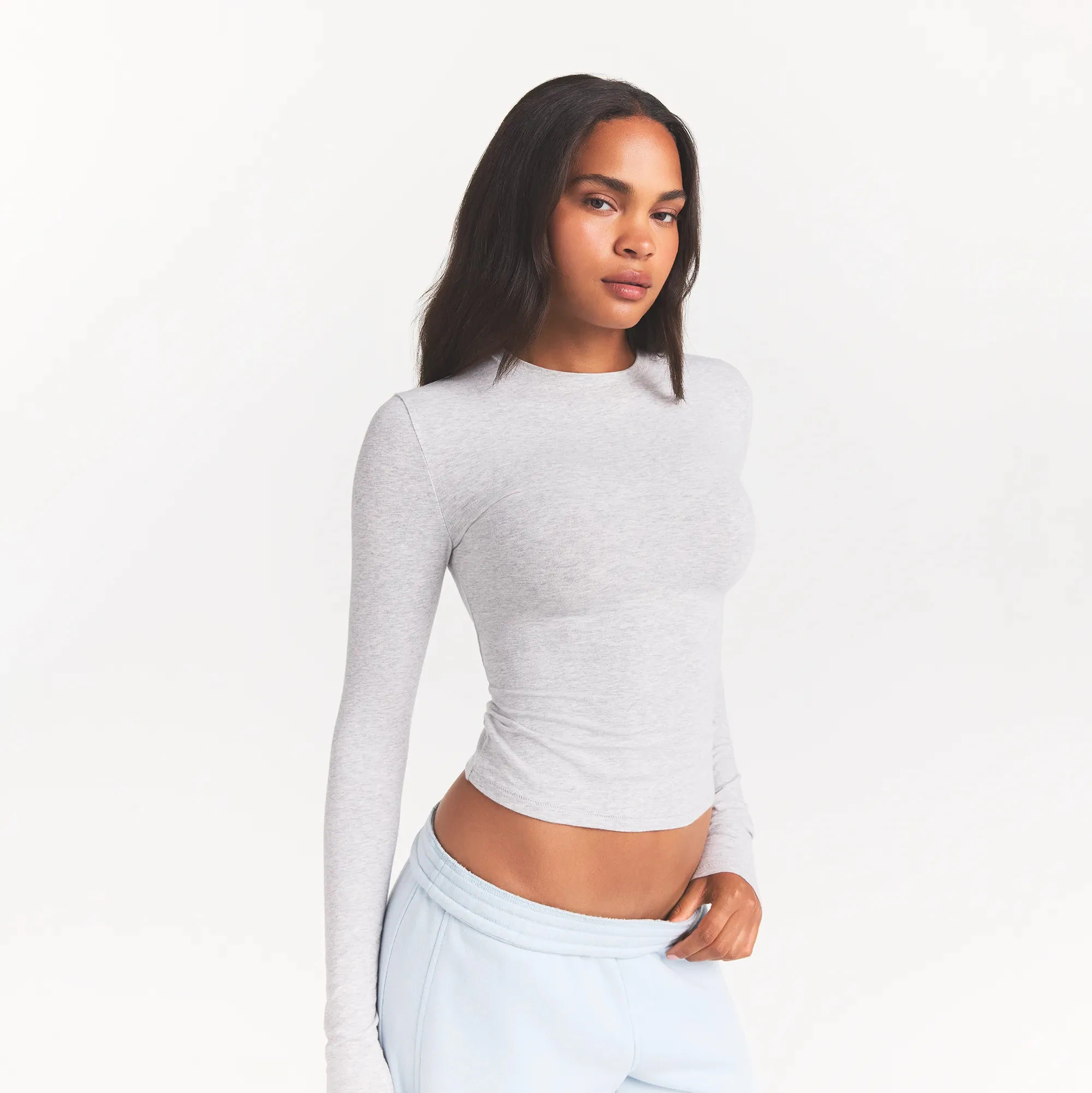 COTTON JERSEY LONG SLEEVE T-SHIRT | LIGHT HEATHER GREY ON A MODEL SIDE VIEW