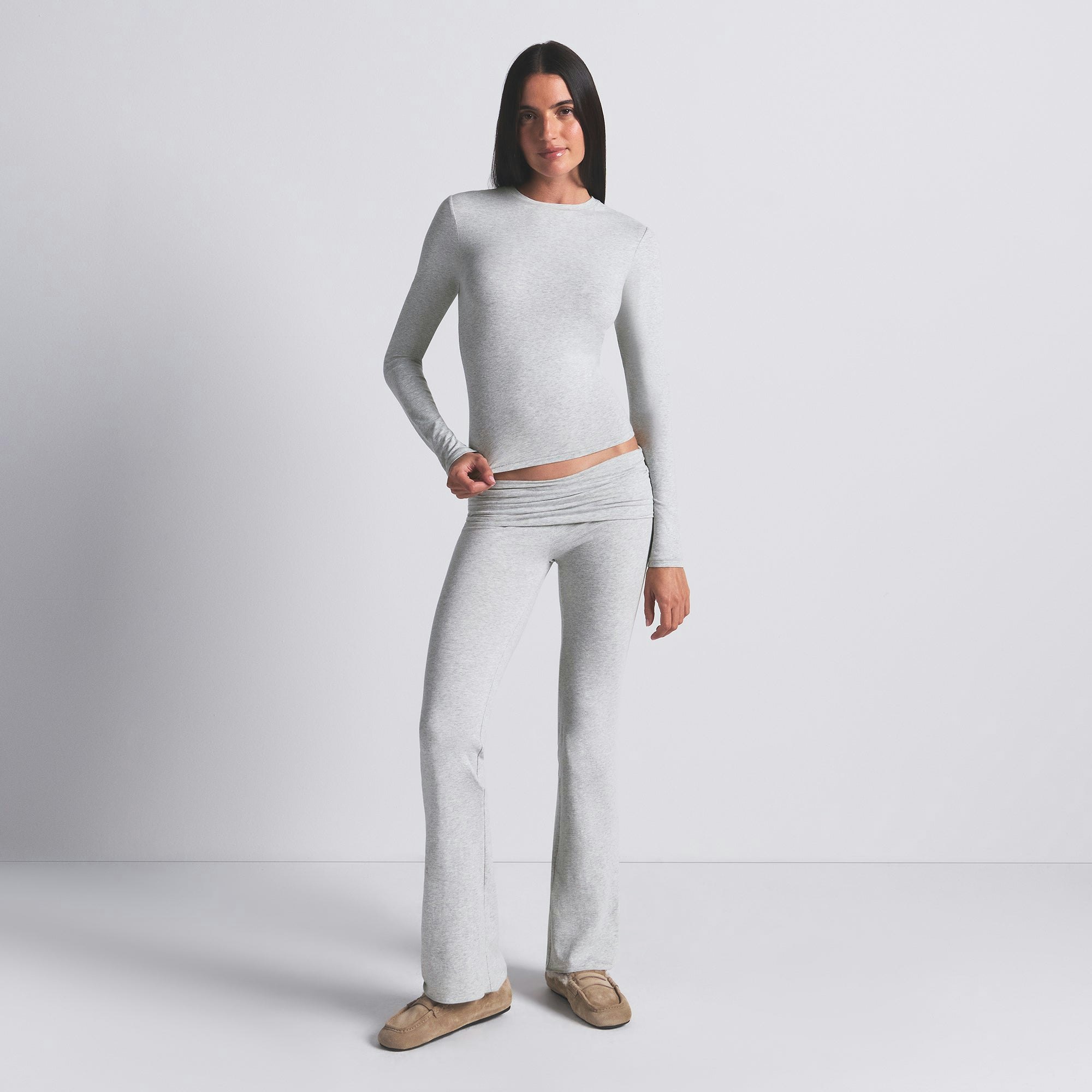 COTTON JERSEY LONG SLEEVE T-SHIRT | LIGHT HEATHER GREY ON A MODEL FRONT VIEW @ | FOCUS: 0.0, 1.0, 0.9