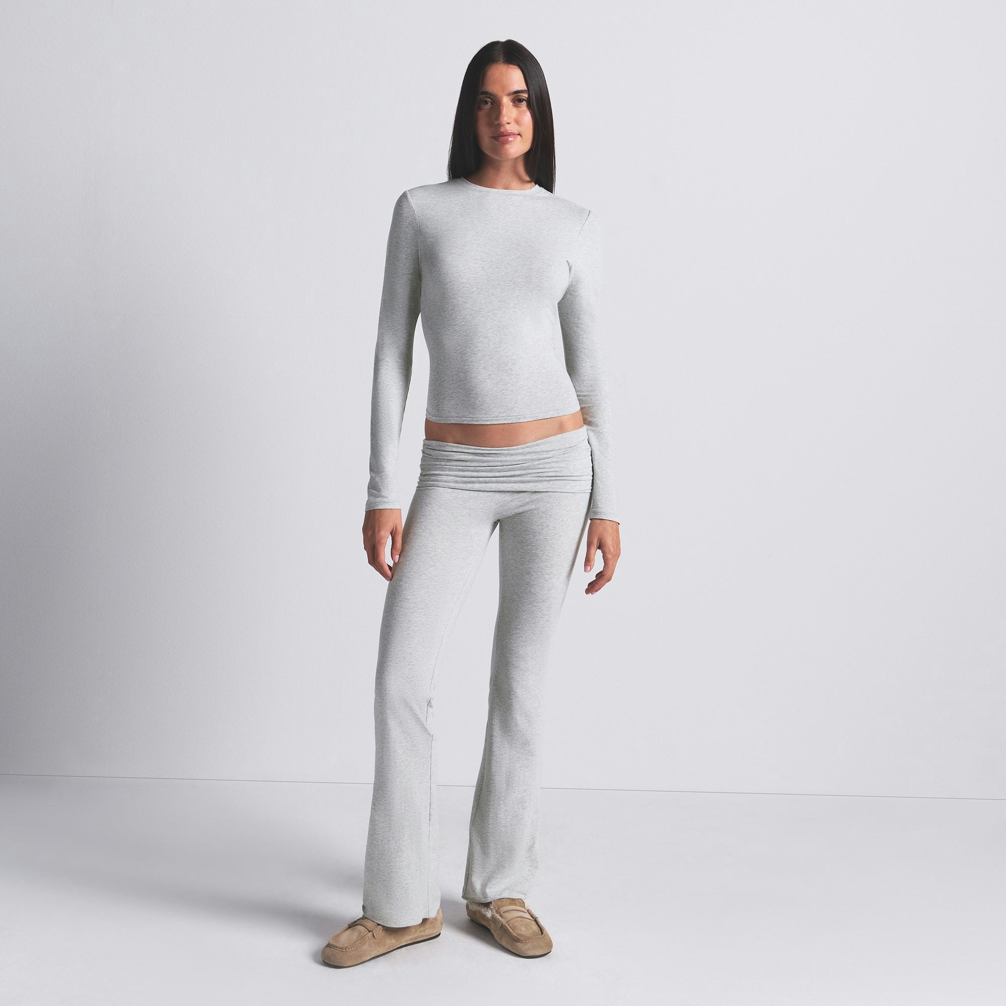 COTTON JERSEY LONG SLEEVE T-SHIRT | LIGHT HEATHER GREY ON A MODEL FRONT VIEW @ | FOCUS: 0.0, 1.0, 0.9