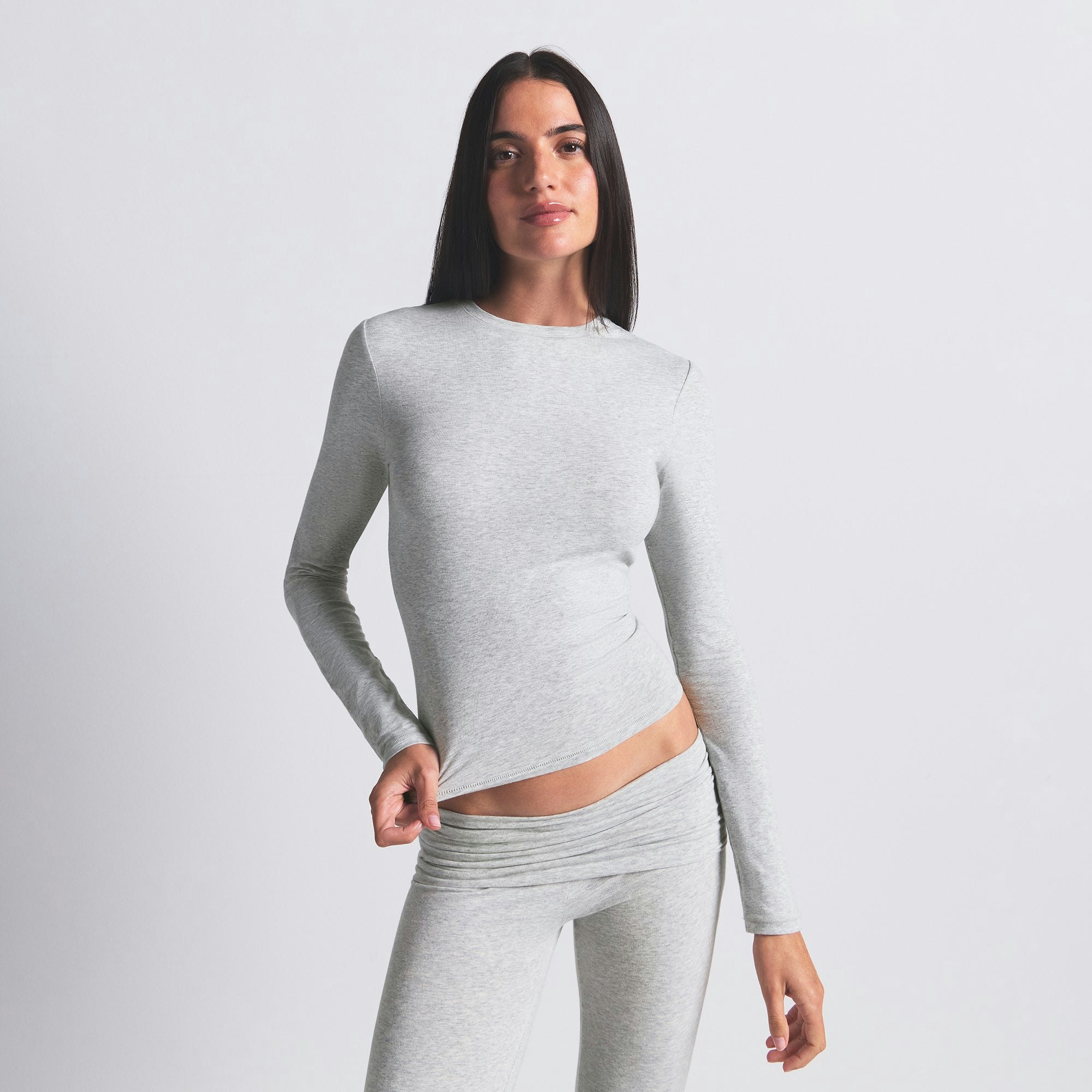 COTTON JERSEY LONG SLEEVE T-SHIRT | LIGHT HEATHER GREY ON A MODEL FRONT VIEW @ | FOCUS: 0.0, 1.0, 0.9