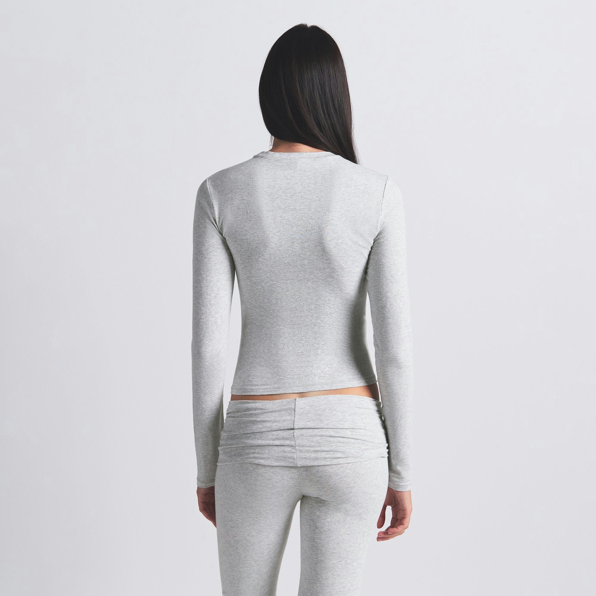 COTTON JERSEY LONG SLEEVE T-SHIRT | LIGHT HEATHER GREY ON A MODEL FRONT VIEW @ | FOCUS: 0.0, 1.0, 0.9