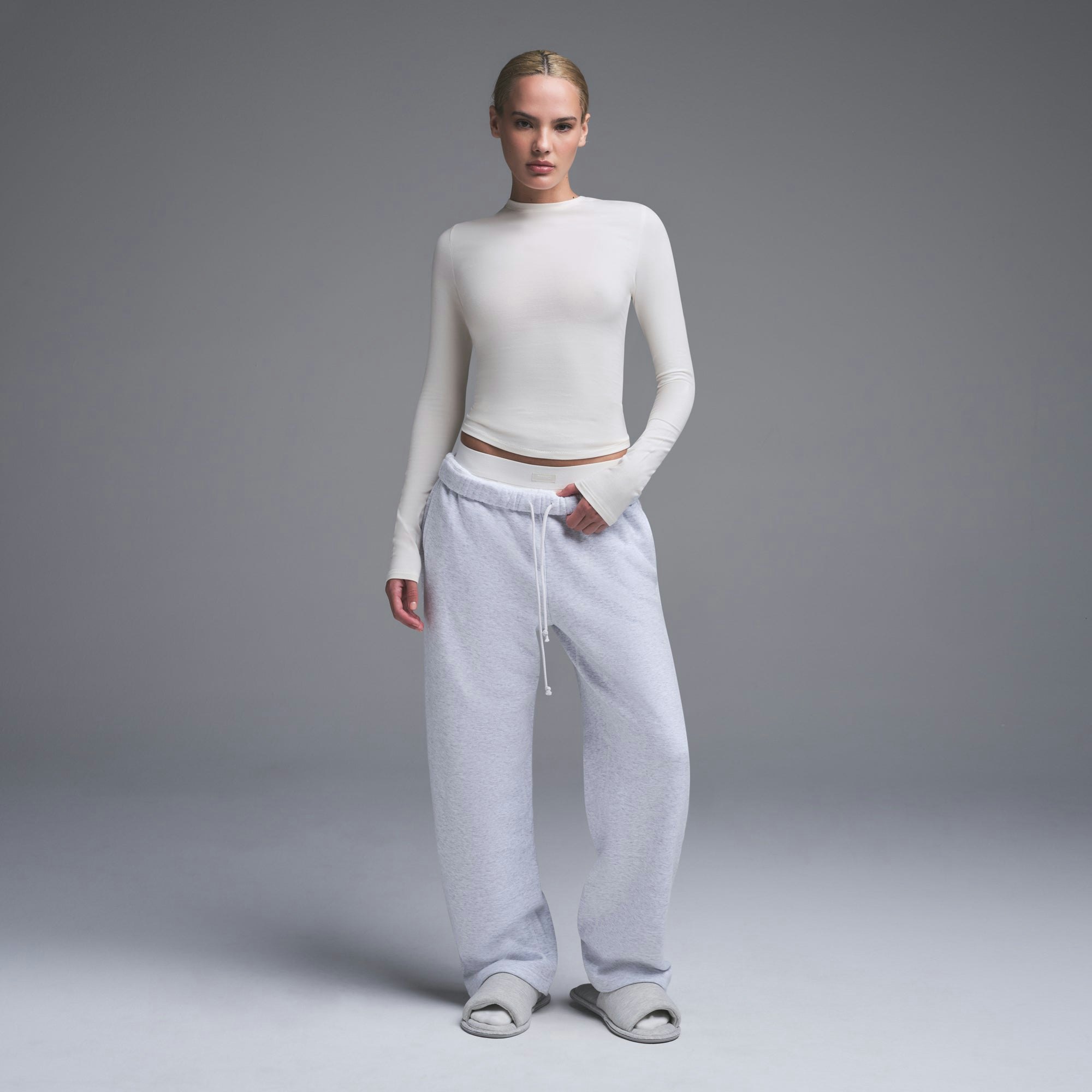 COTTON JERSEY LONG SLEEVE T-SHIRT | MARBLE ON A MODEL FRONT VIEW | FOCUS: 0.0, 1.0, 0.9