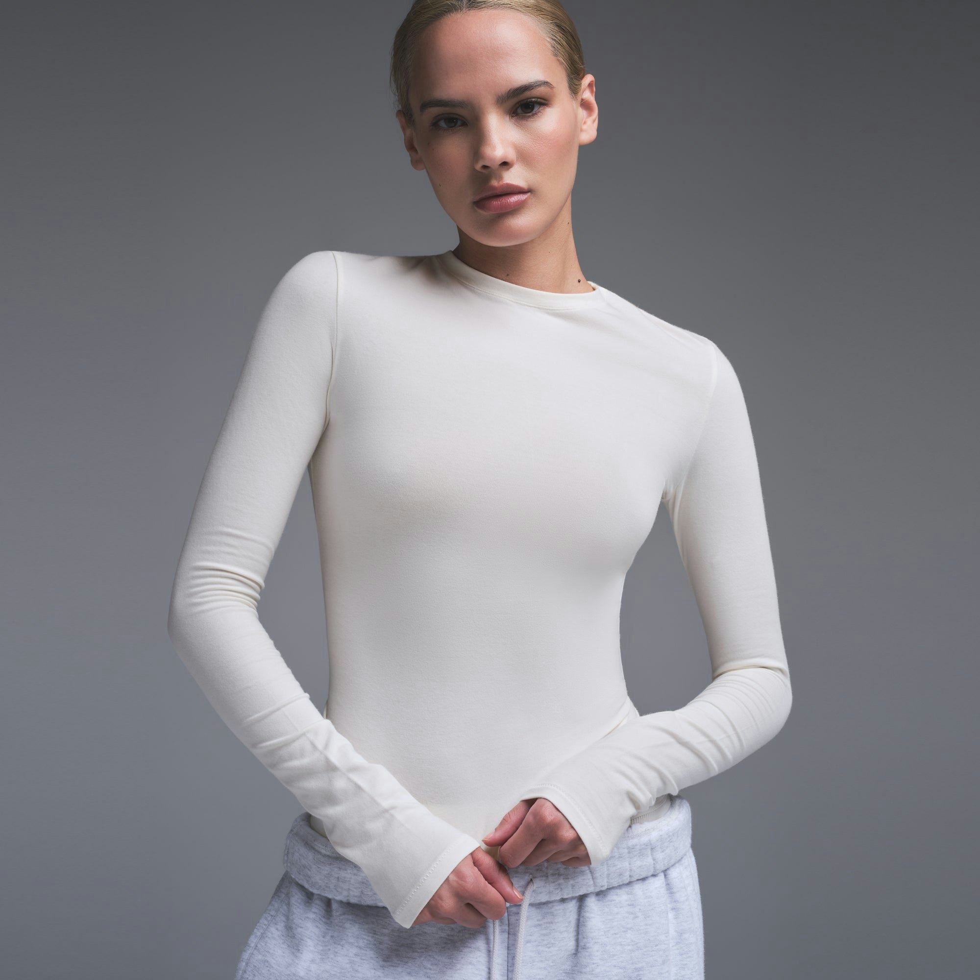 COTTON JERSEY LONG SLEEVE T-SHIRT | MARBLE ON A MODEL SIDE VIEW | FOCUS: 0.0, 1.0, 0.9