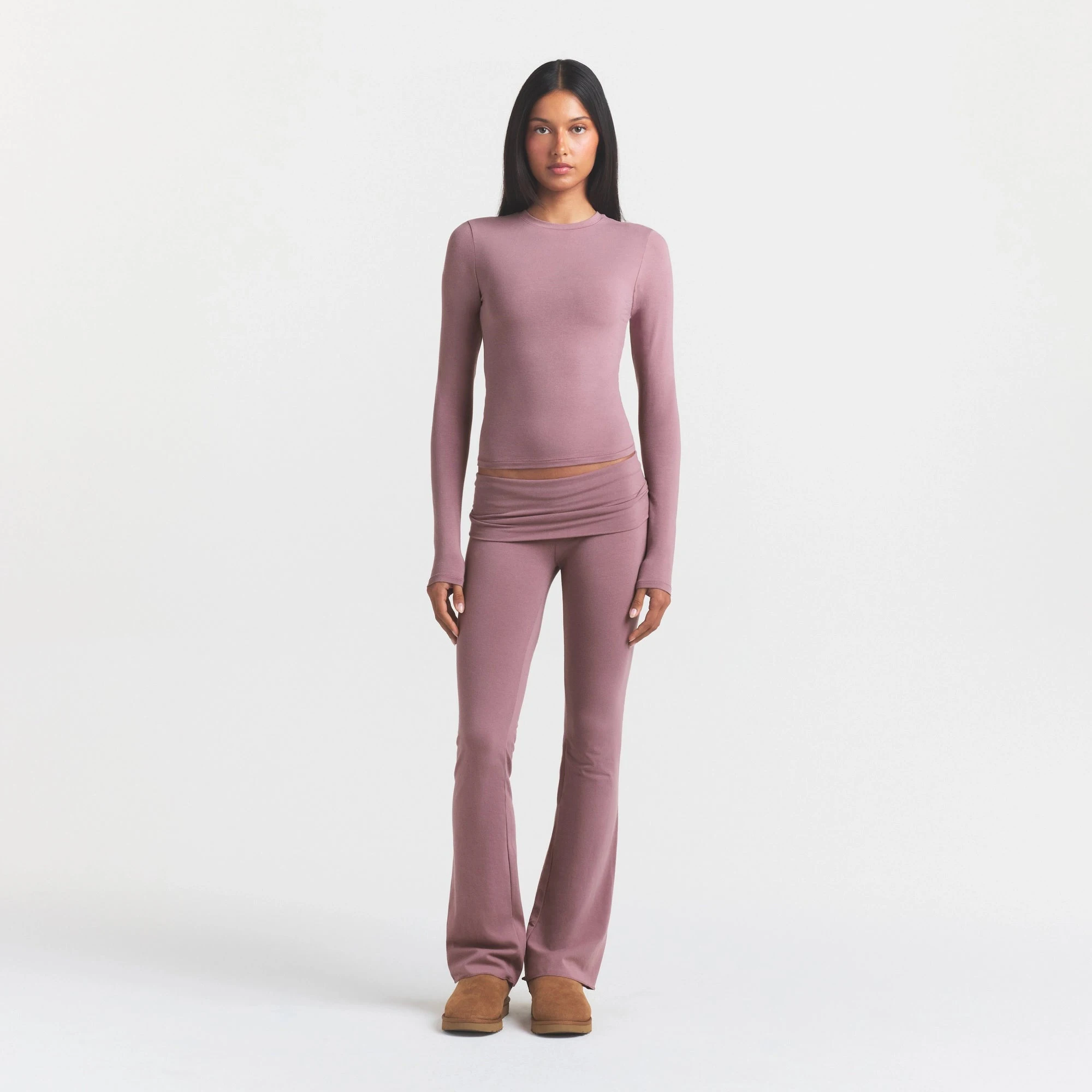COTTON JERSEY LONG SLEEVE T-SHIRT | MUTED MAUVE ON A MODEL FRONT VIEW@ | FOCUS: 0.0, 1.0, 0.9