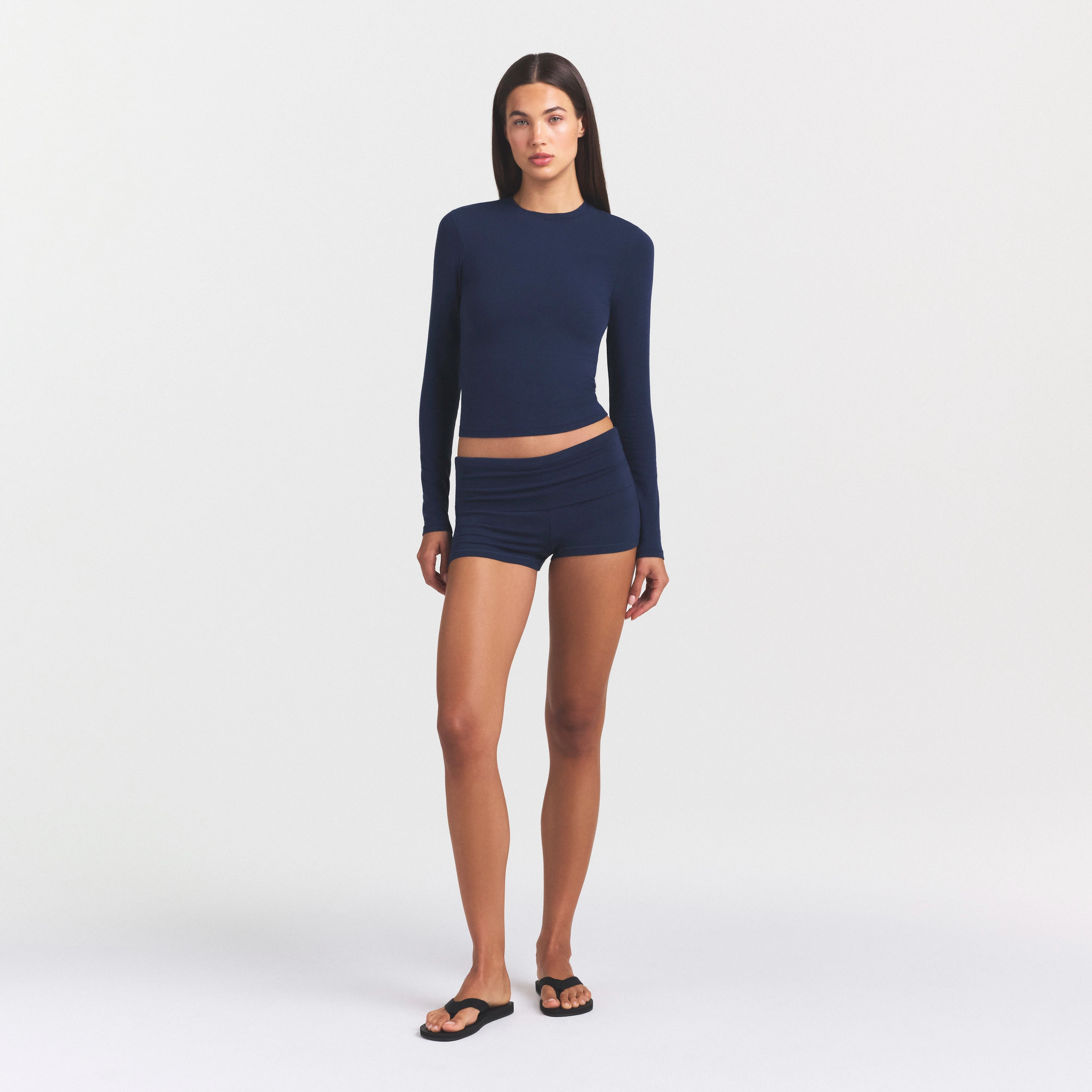 COTTON JERSEY LONG SLEEVE T-SHIRT | NAVY ON A MODEL FRONT VIEW @ | FOCUS: 0.0, 1.0, 0.9