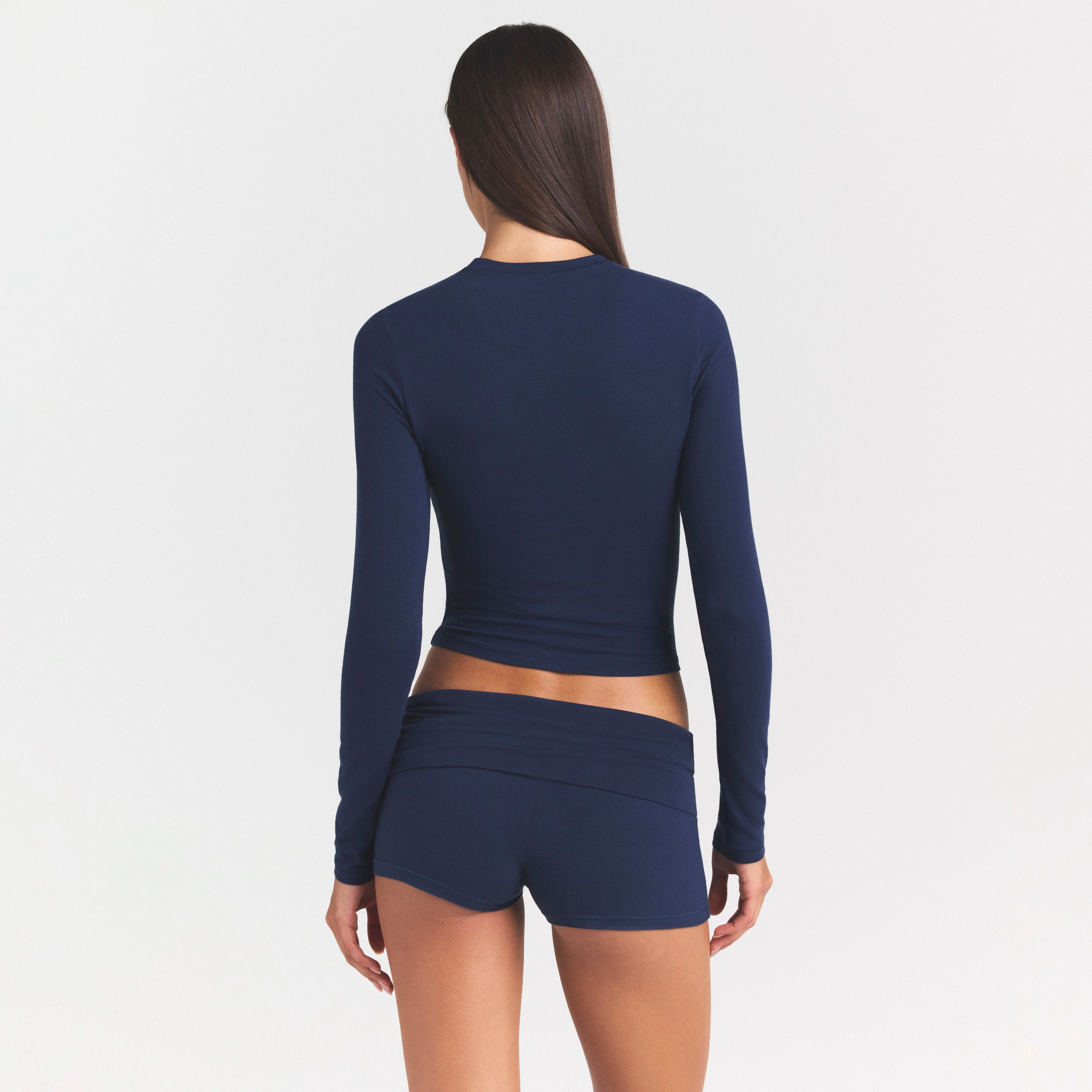 COTTON JERSEY LONG SLEEVE T-SHIRT | NAVY ON A MODEL SIDE VIEW @ | FOCUS: 0.0, 1.0, 0.9
