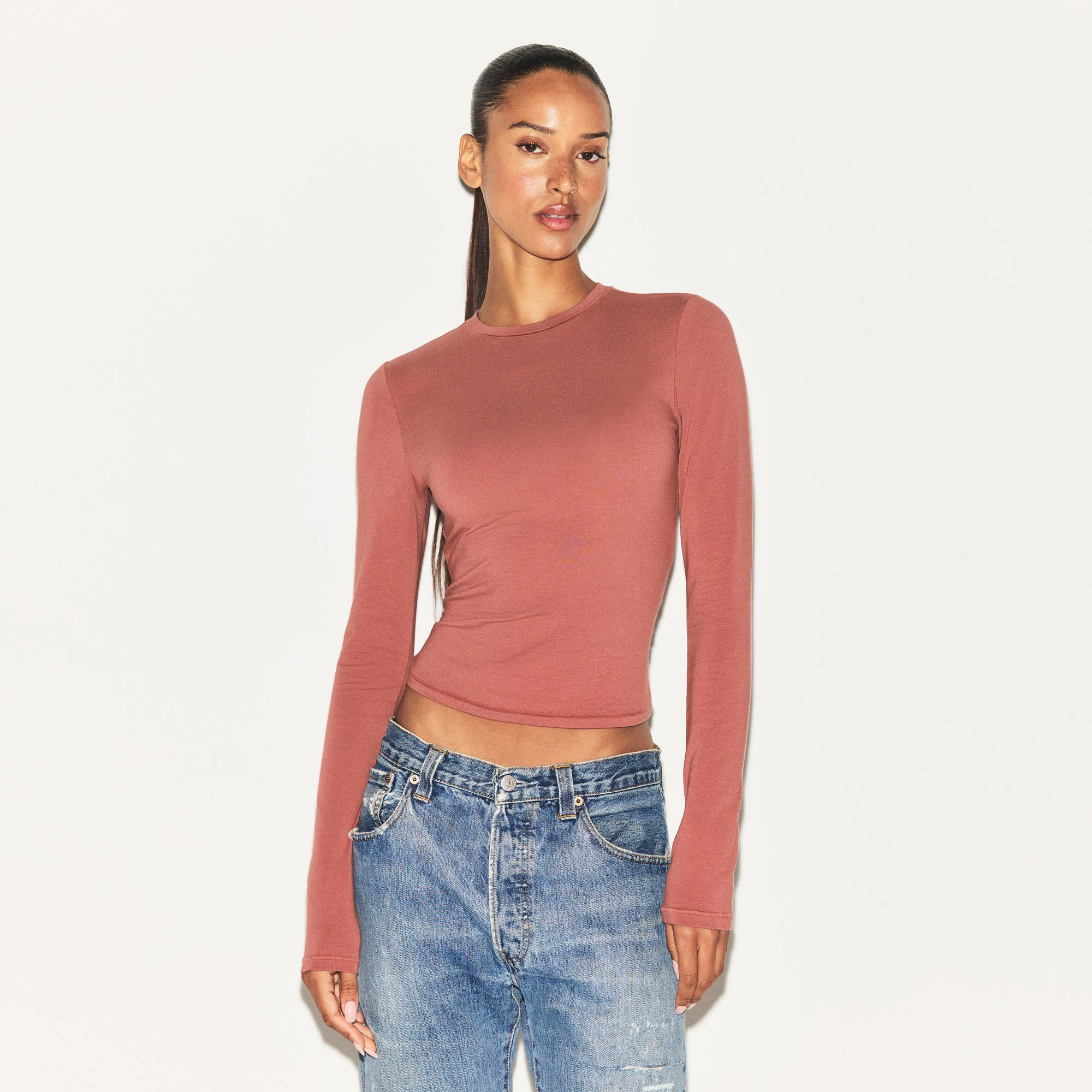 COTTON JERSEY LONG SLEEVE T-SHIRT | REDWOOD ON A MODEL SIDE VIEW | FOCUS: 0.0, 1.0, 0.9