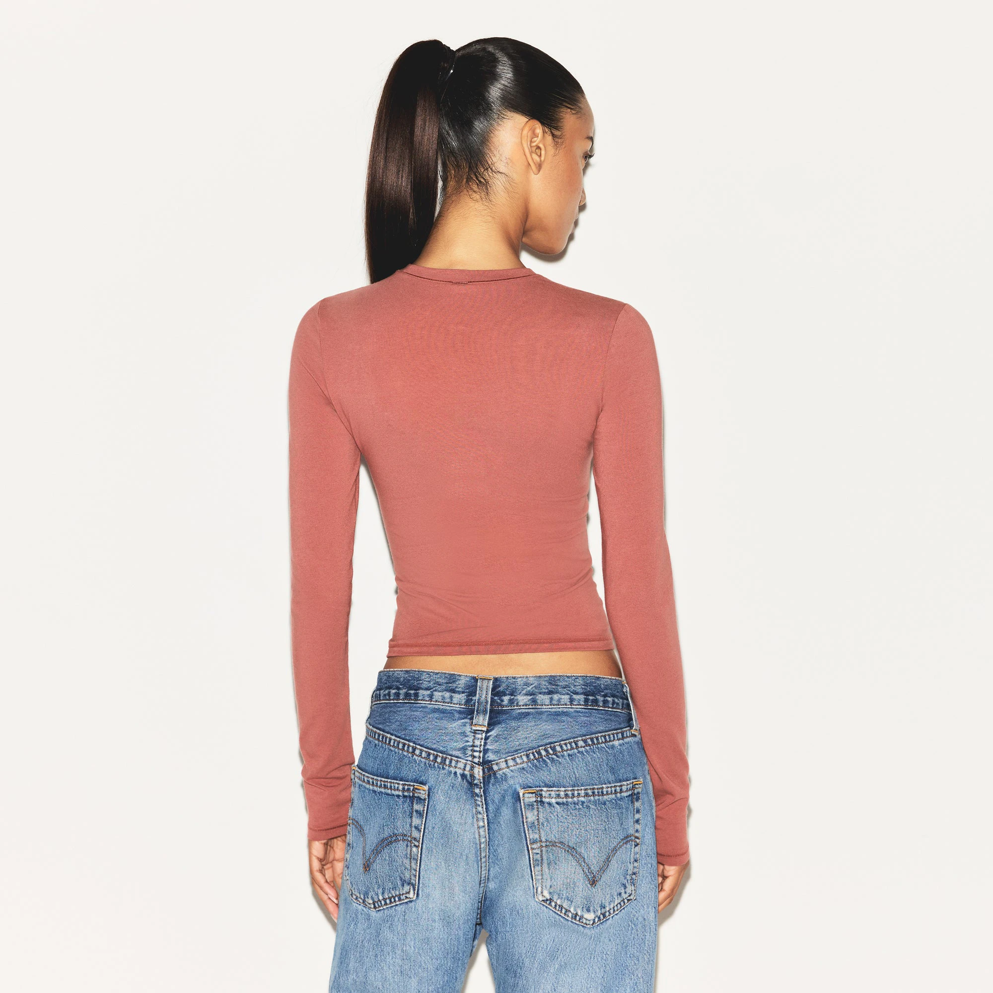 COTTON JERSEY LONG SLEEVE T-SHIRT | REDWOOD ON A MODEL SIDE VIEW | FOCUS: 0.0, 1.0, 0.9