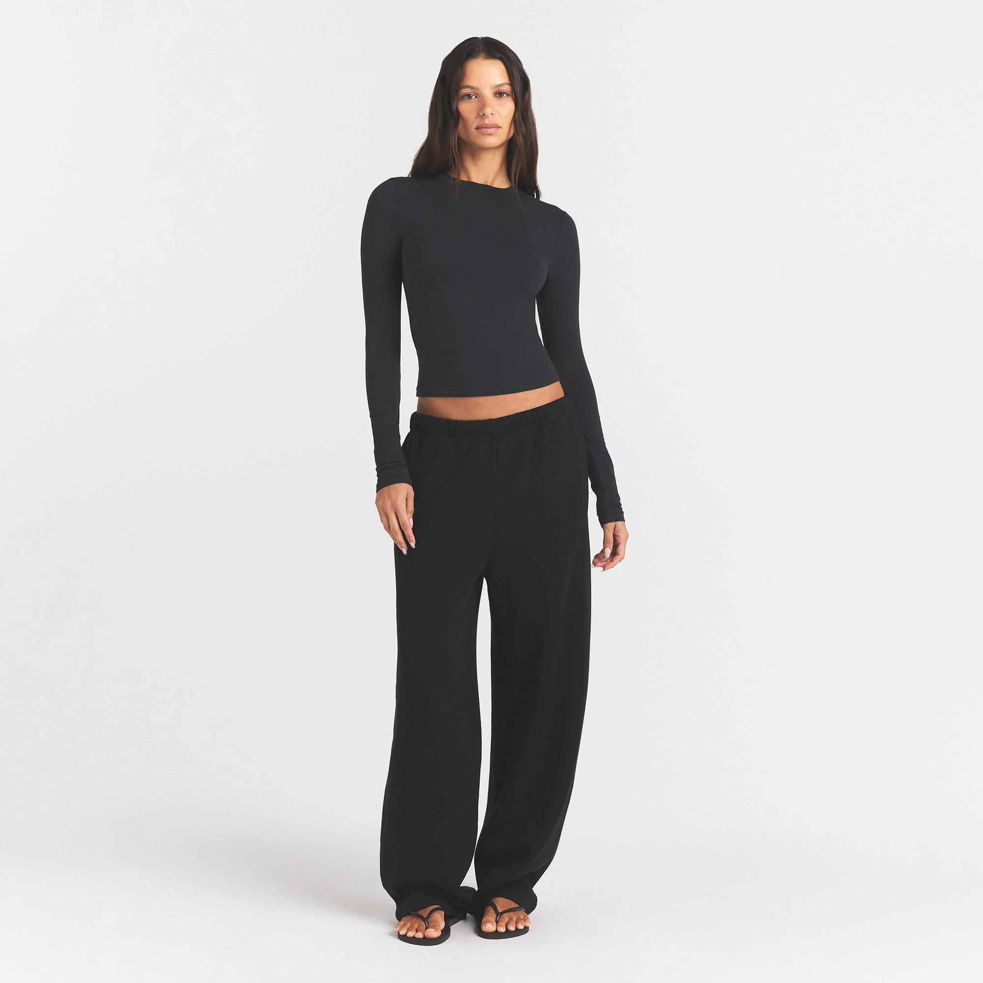 COTTON JERSEY LONG SLEEVE T-SHIRT | SOOT ON A MODEL FRONT VIEW