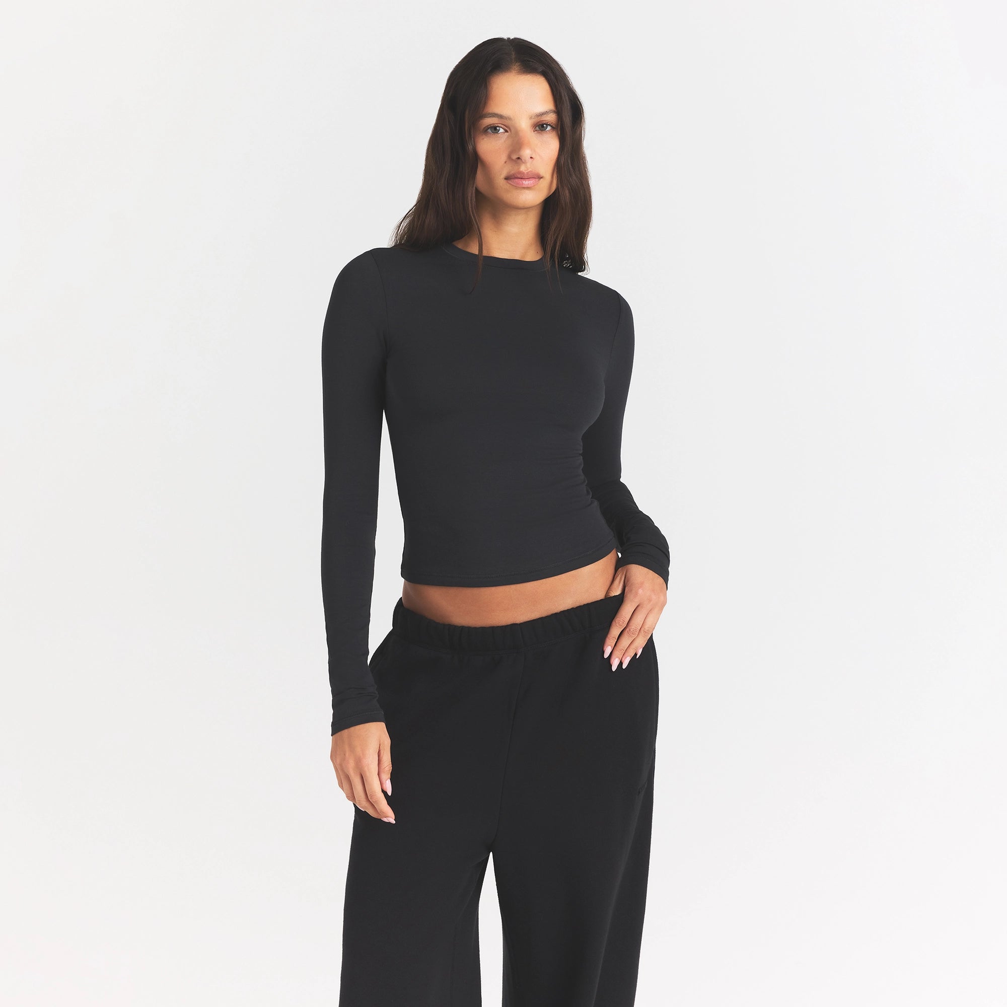 COTTON JERSEY LONG SLEEVE T-SHIRT | SOOT ON A MODEL FRONT VIEW @ | FOCUS: 0.0, 1.0, 0.9