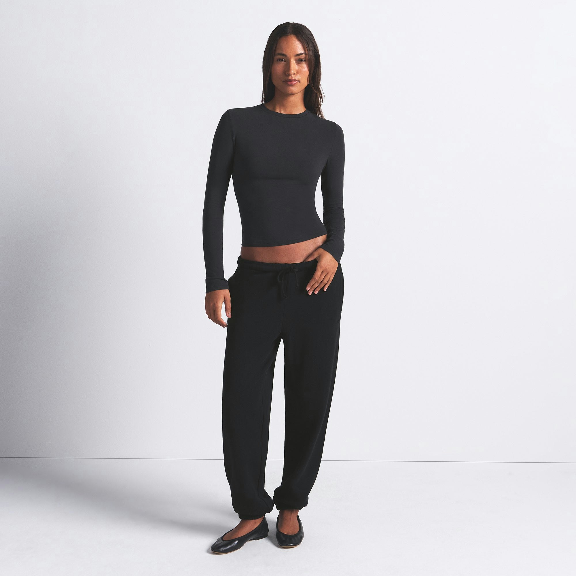 COTTON JERSEY LONG SLEEVE T-SHIRT | SOOT ON A MODEL FRONT VIEW @ | FOCUS: 0.0, 1.0, 0.9