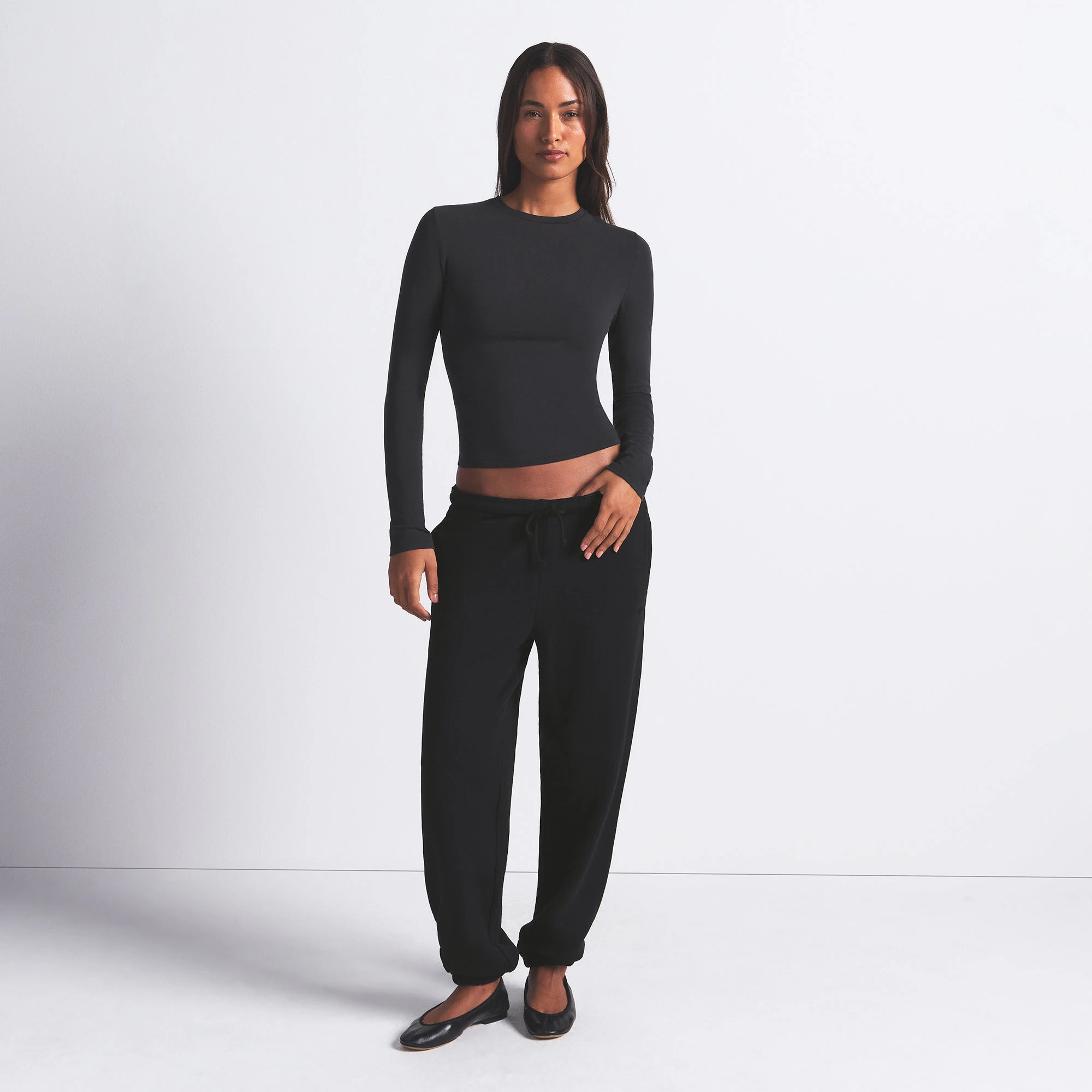 COTTON JERSEY LONG SLEEVE T-SHIRT | SOOT ON A MODEL FRONT VIEW @ | FOCUS: 0.0, 1.0, 0.9