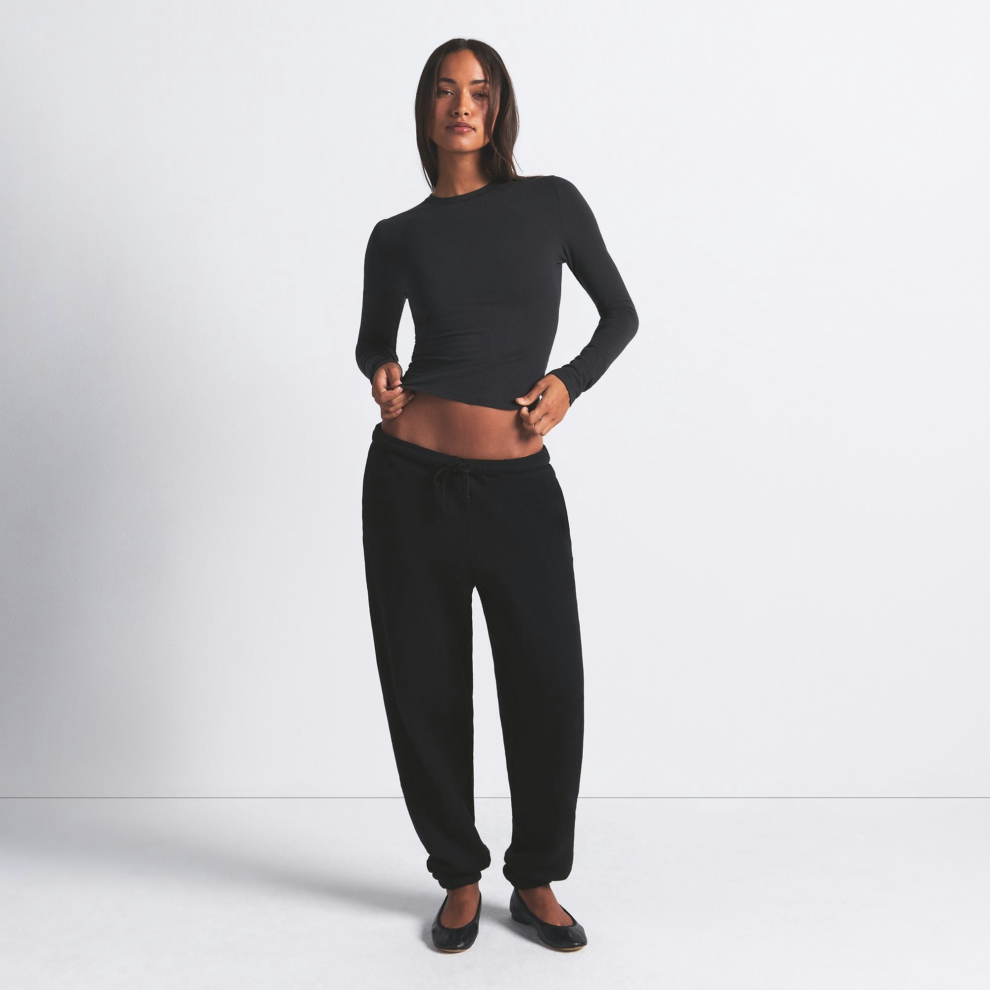 COTTON JERSEY LONG SLEEVE T-SHIRT | SOOT ON A MODEL FRONT VIEW @ | FOCUS: 0.0, 1.0, 0.9