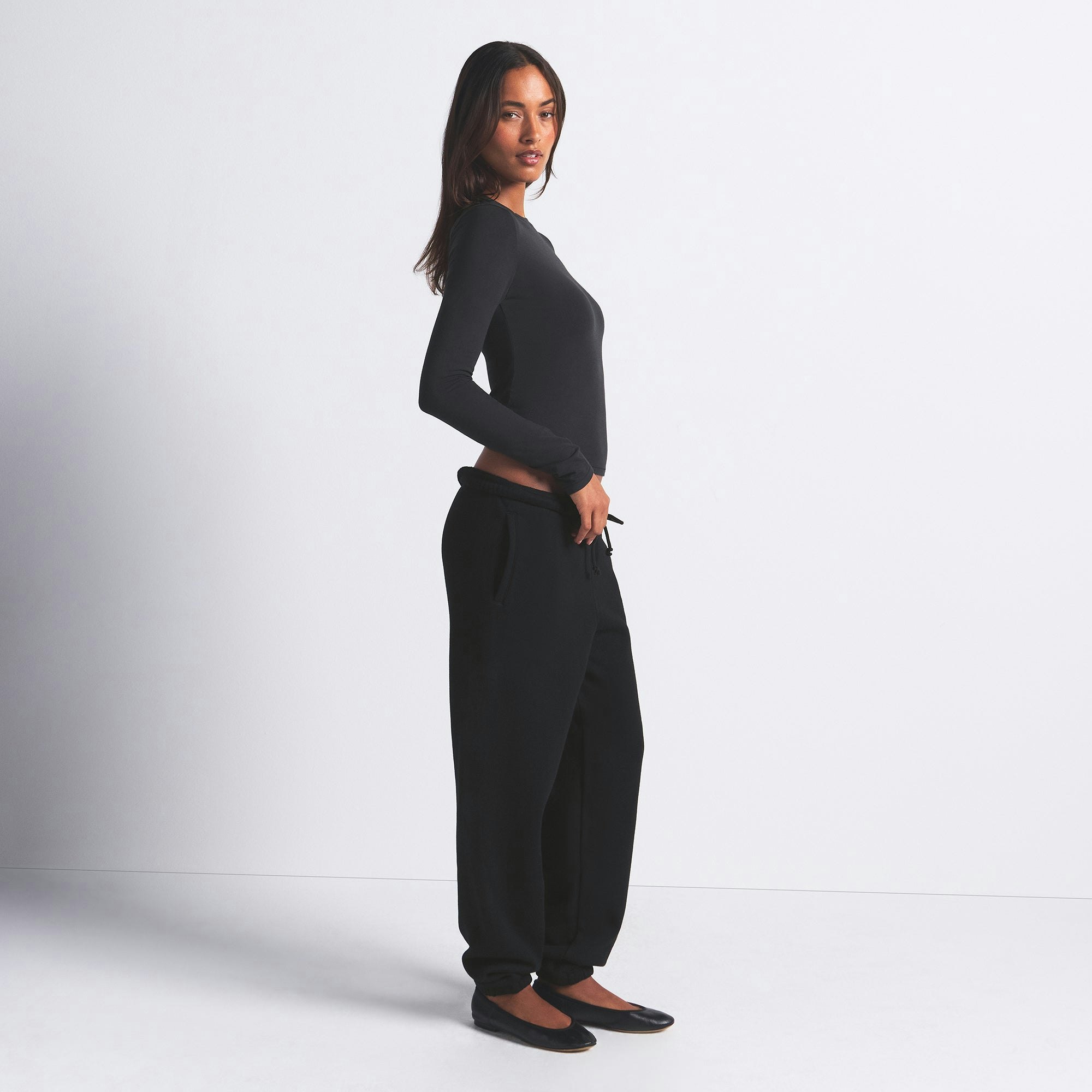 COTTON JERSEY LONG SLEEVE T-SHIRT | SOOT ON A MODEL FRONT VIEW @ | FOCUS: 0.0, 1.0, 0.9