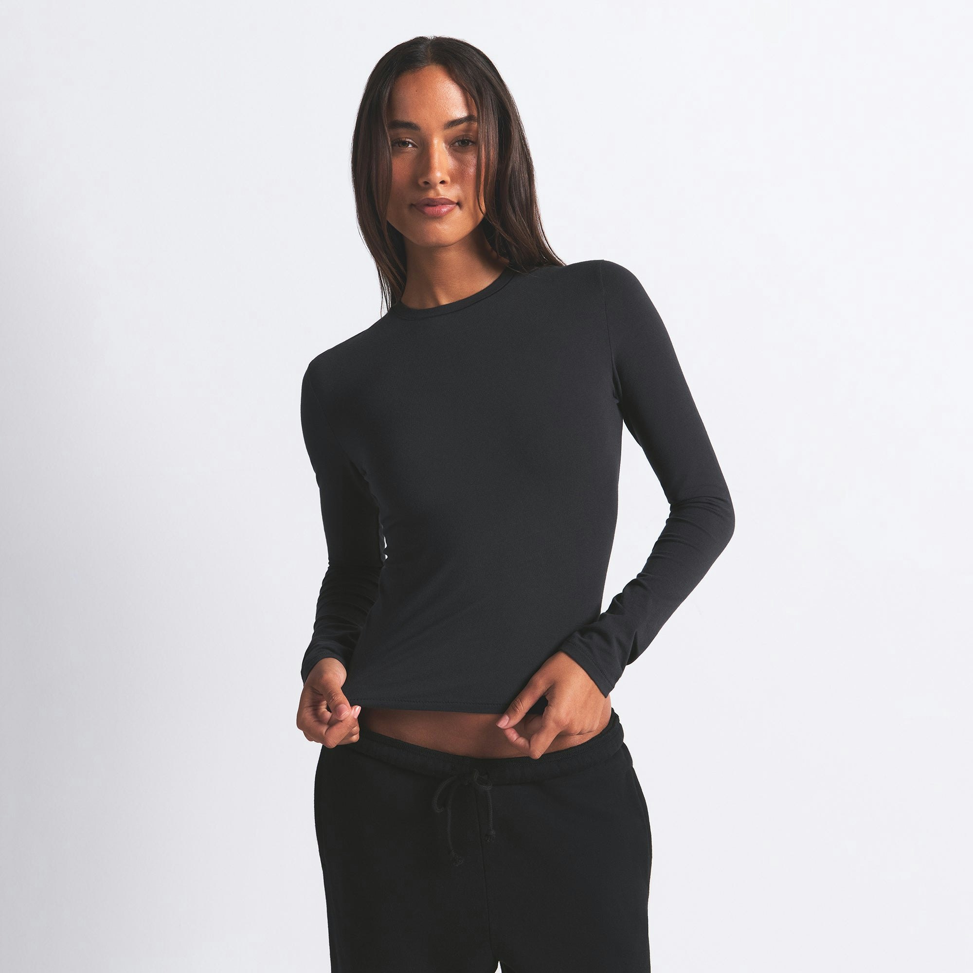 COTTON JERSEY LONG SLEEVE T-SHIRT | SOOT ON A MODEL FRONT VIEW @ | FOCUS: 0.0, 1.0, 0.9
