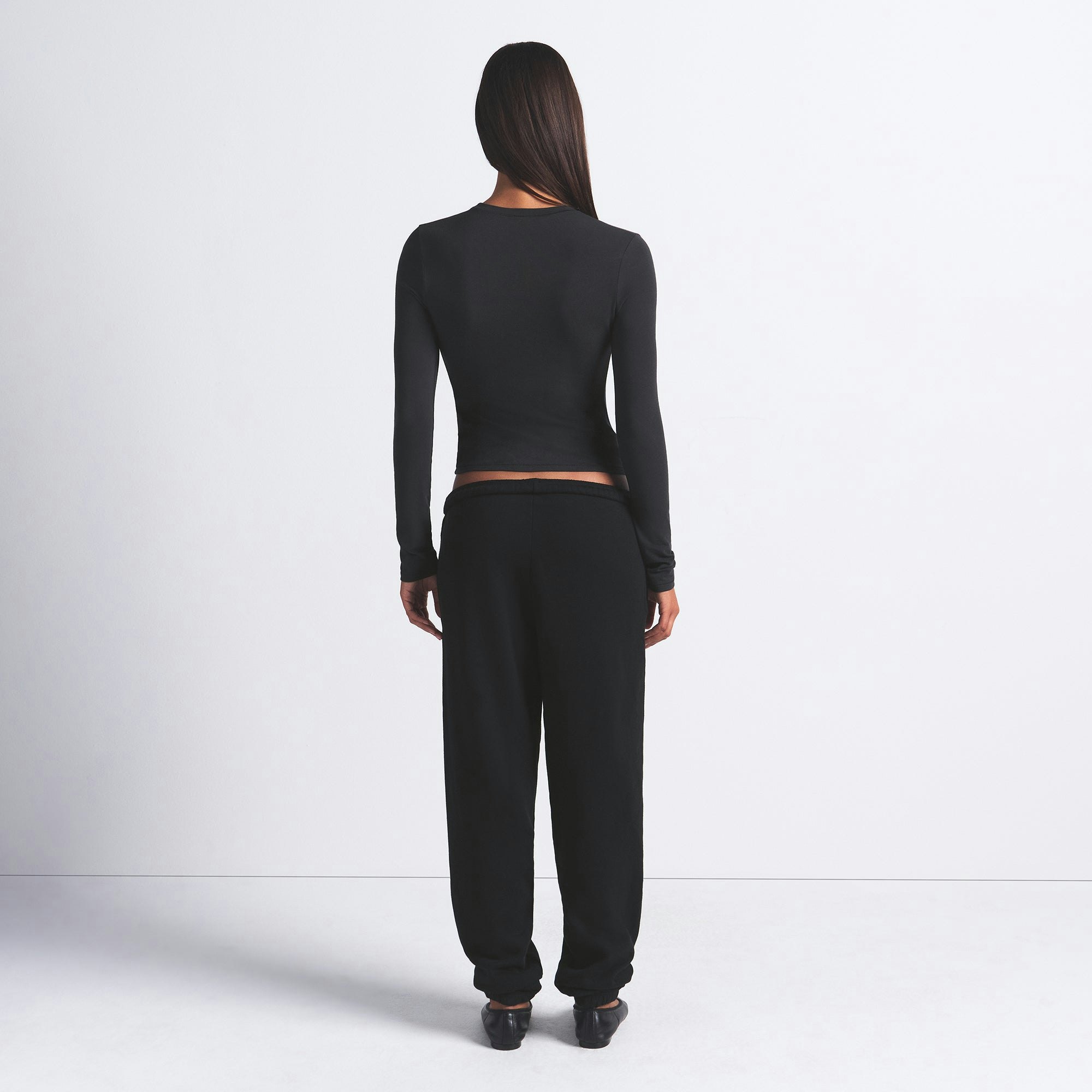 COTTON JERSEY LONG SLEEVE T-SHIRT | SOOT ON A MODEL FRONT VIEW @ | FOCUS: 0.0, 1.0, 0.9