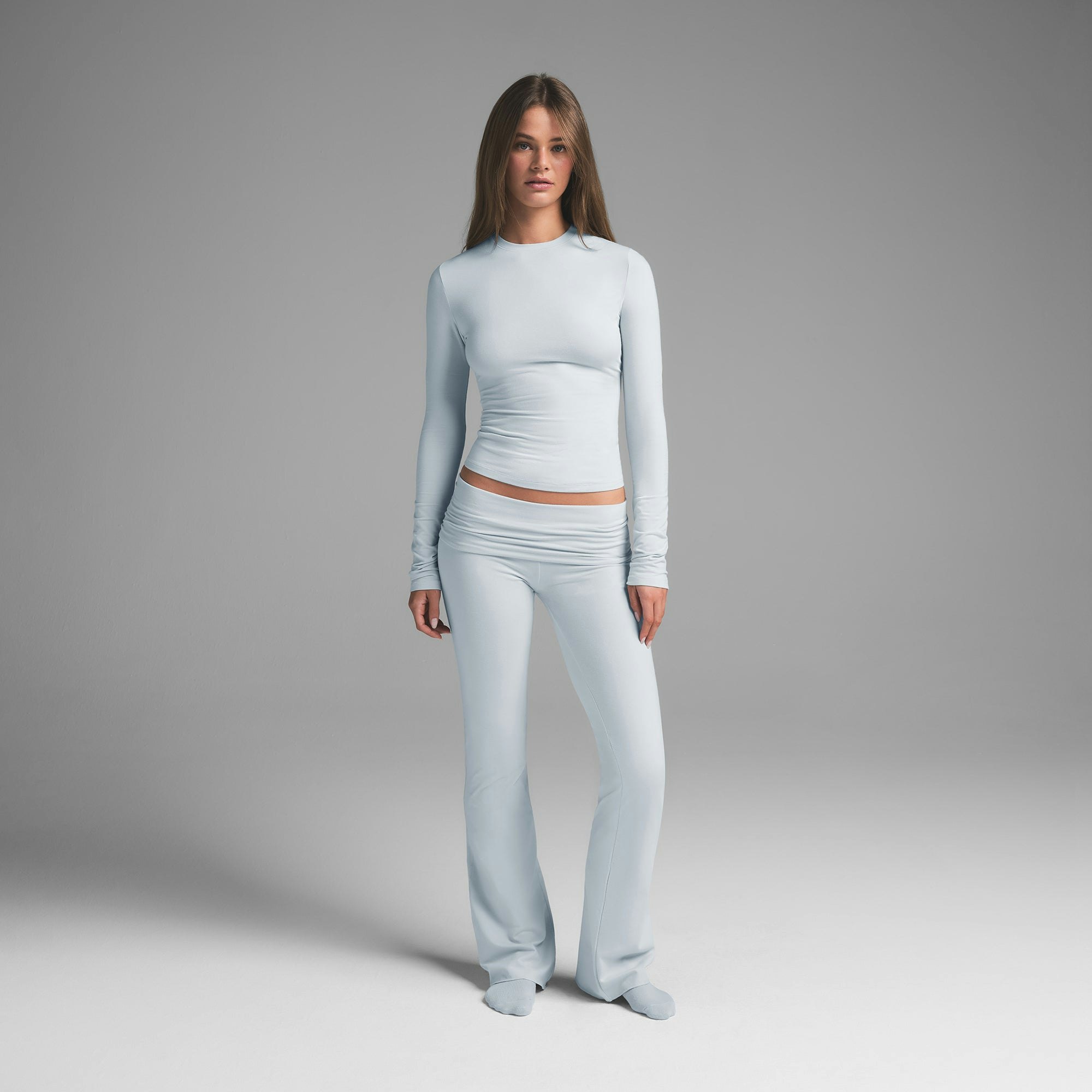 COTTON JERSEY LONG SLEEVE T-SHIRT | ZEN BLUE ON A MODEL FRONT VIEW | FOCUS: 0.0, 1.0, 0.9