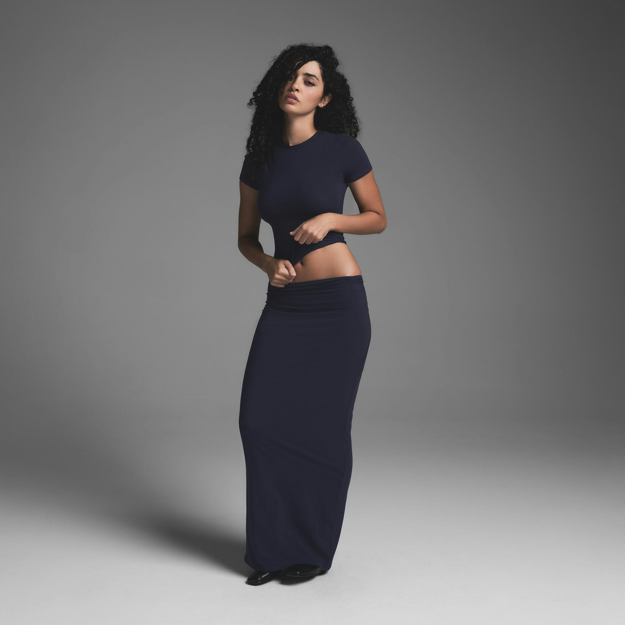 FITS EVERYBODY T-SHIRT | NAVY ON A MODEL SIDE VIEW