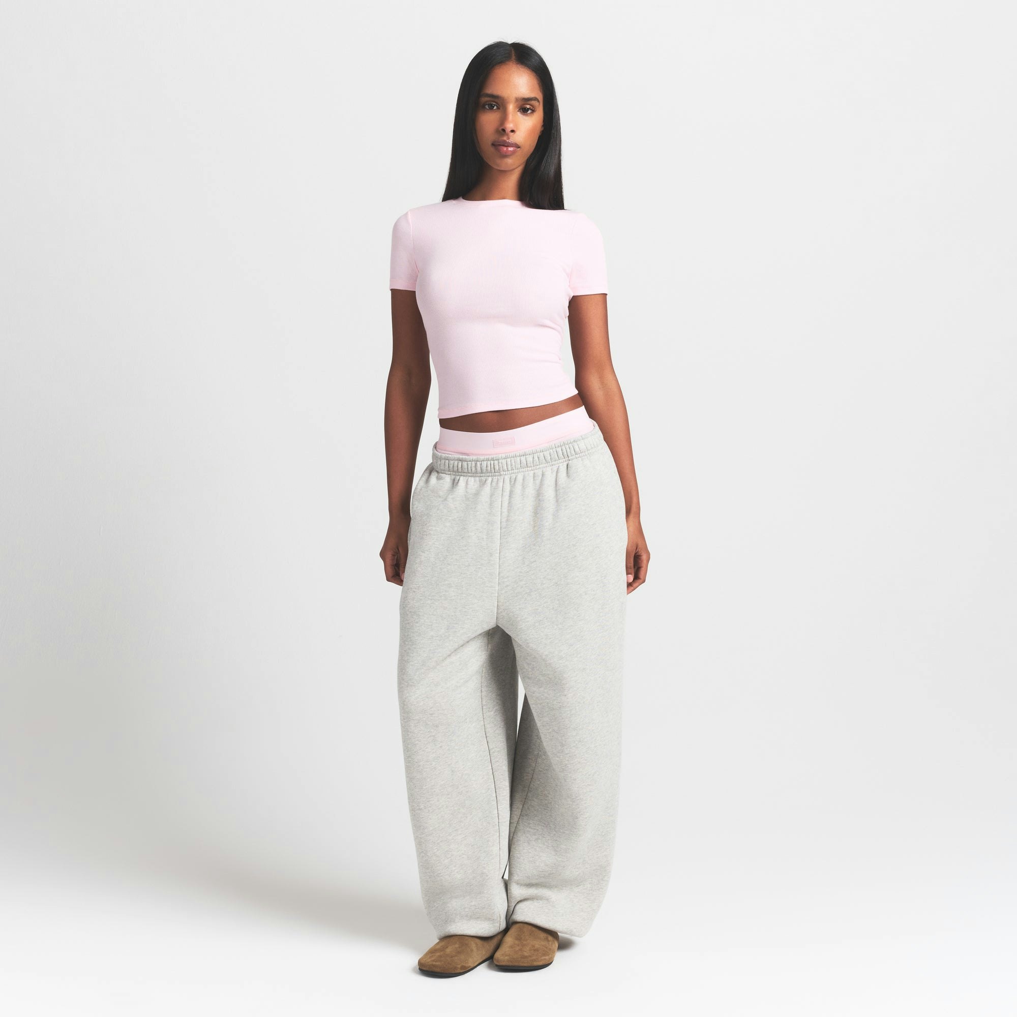 COTTON RIB T-SHIRT | CHERRY BLOSSOM ON A MODEL FRONT VIEW @ | FOCUS: 0.9, 0.1, 0.7