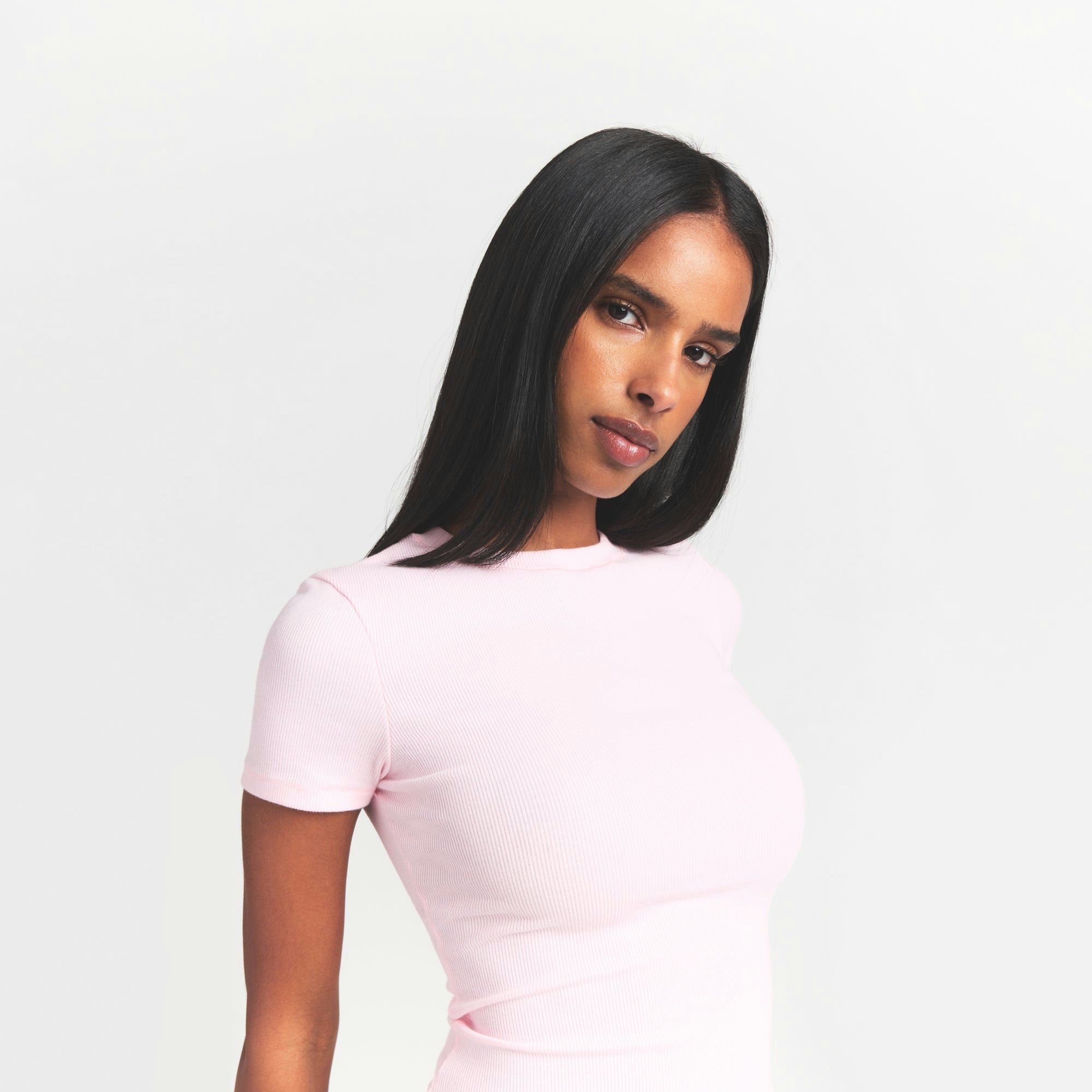 COTTON RIB T-SHIRT | CHERRY BLOSSOM ON A MODEL SIDE VIEW @ | FOCUS: 0.9, 0.1, 0.7