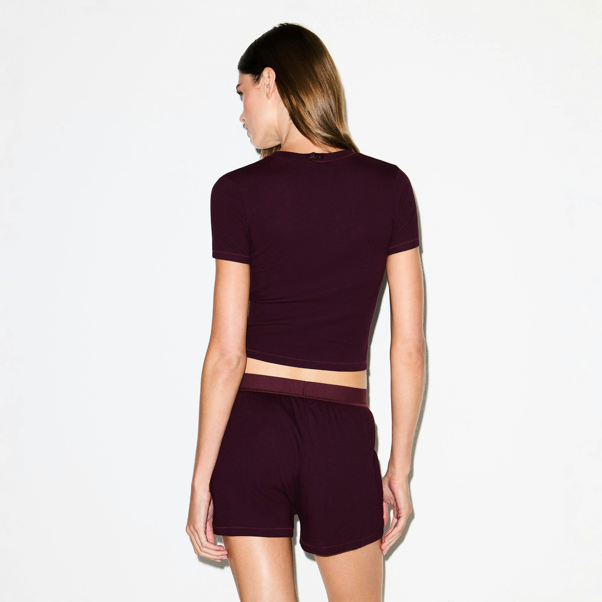 COTTON RIB T-SHIRT | CURRANT ON A MODEL BACK VIEW @ | FOCUS: 0.0, 1.0, 0.9