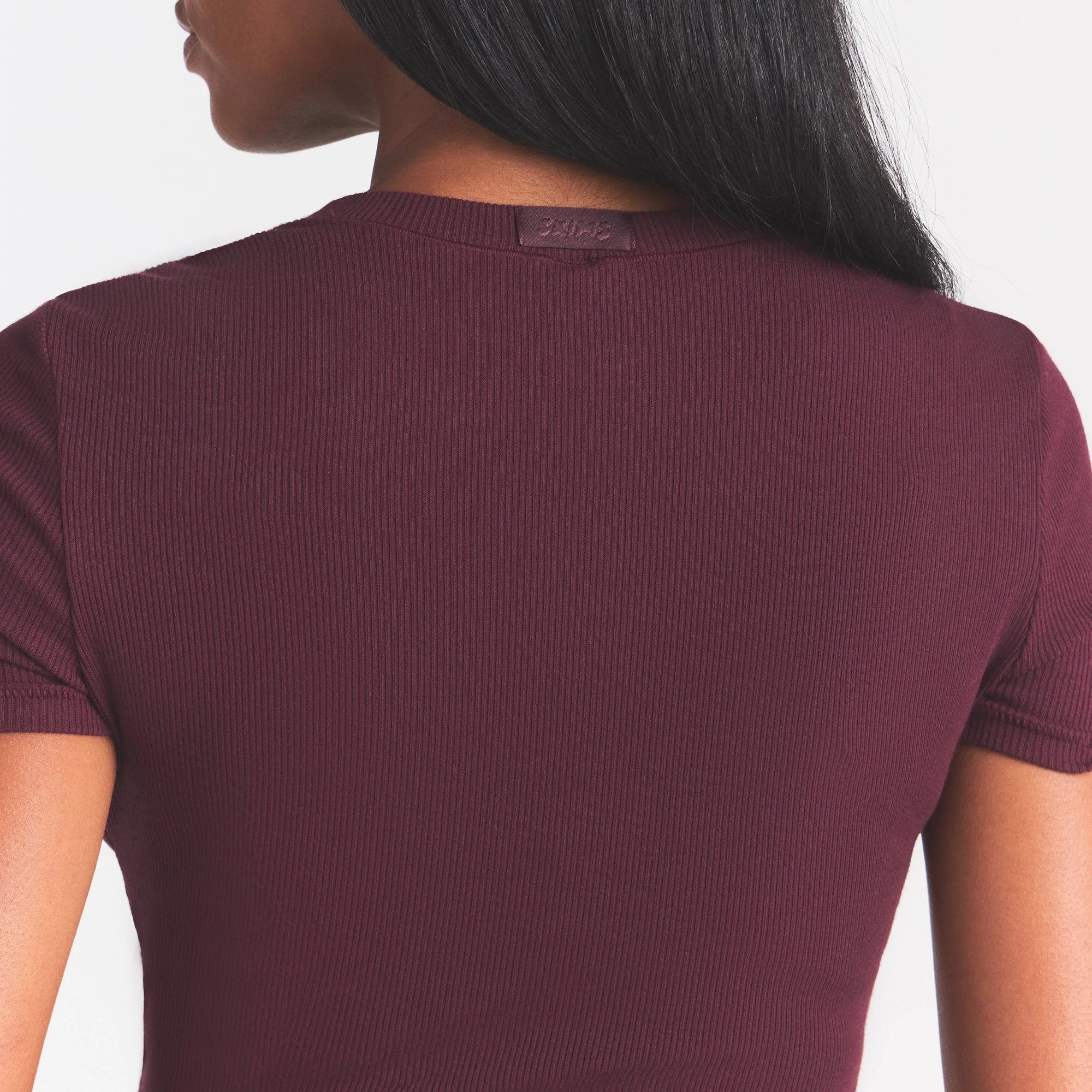COTTON RIB T-SHIRT | CURRANT & LAYS FLAT ON A WHITE BACKGROUND | FLT@ | FOCUS: 0.0, 1.0, 0.9