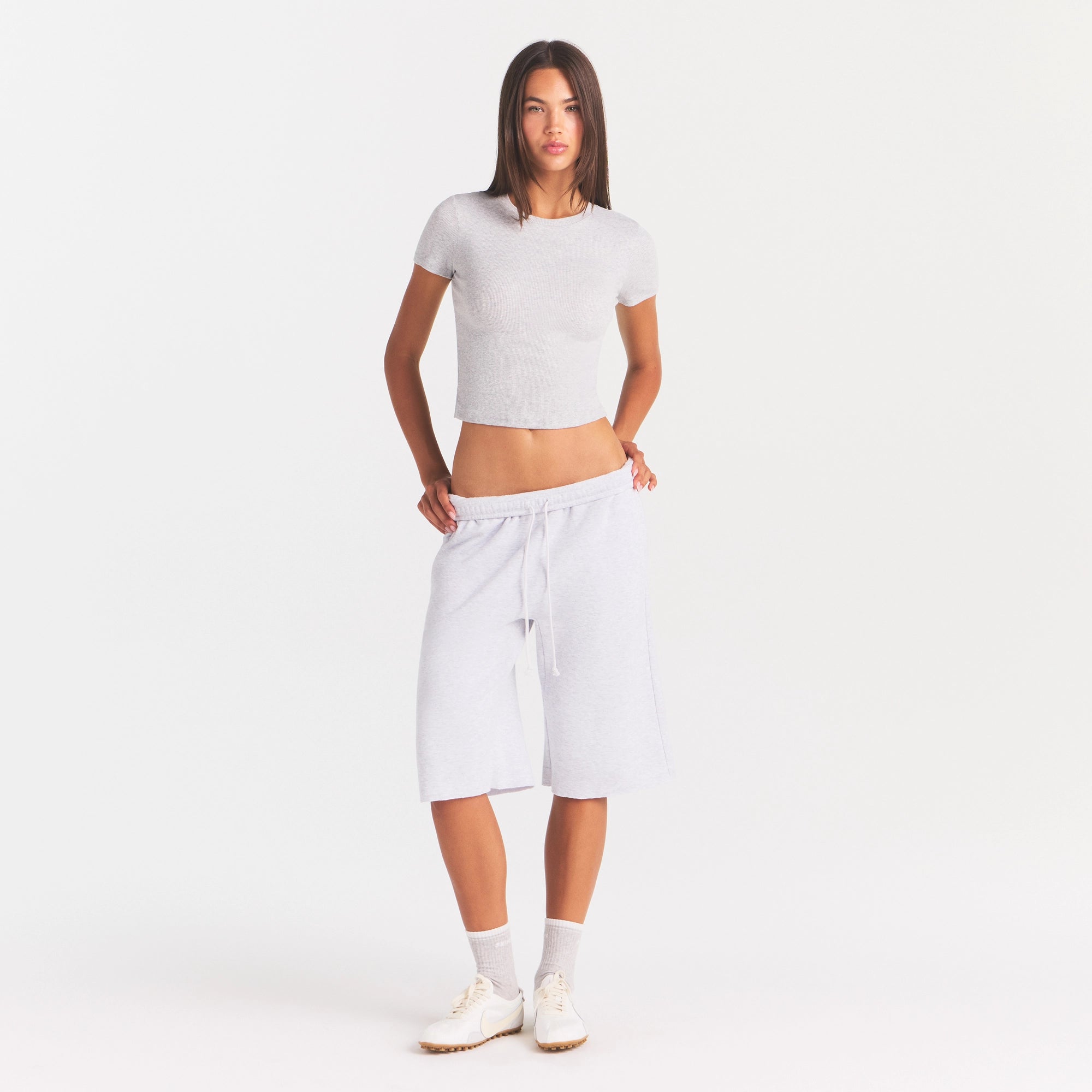 COTTON RIB T-SHIRT | LIGHT HEATHER GREY ON A MODEL FRONT VIEW @ | FOCUS: 0.0, 1.0, 0.9