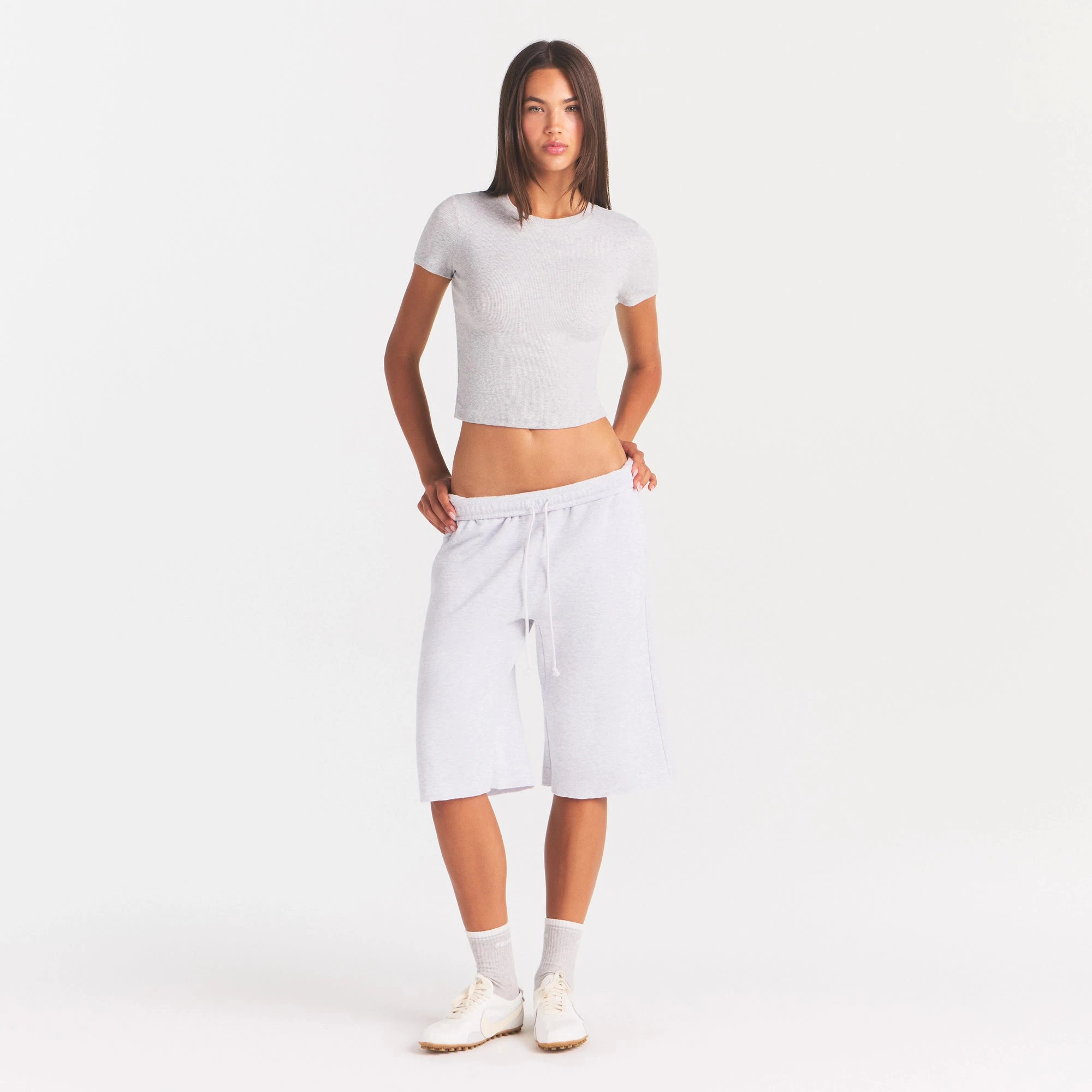 COTTON RIB T-SHIRT | LIGHT HEATHER GREY ON A MODEL FRONT VIEW @ | FOCUS: 0.0, 1.0, 0.9
