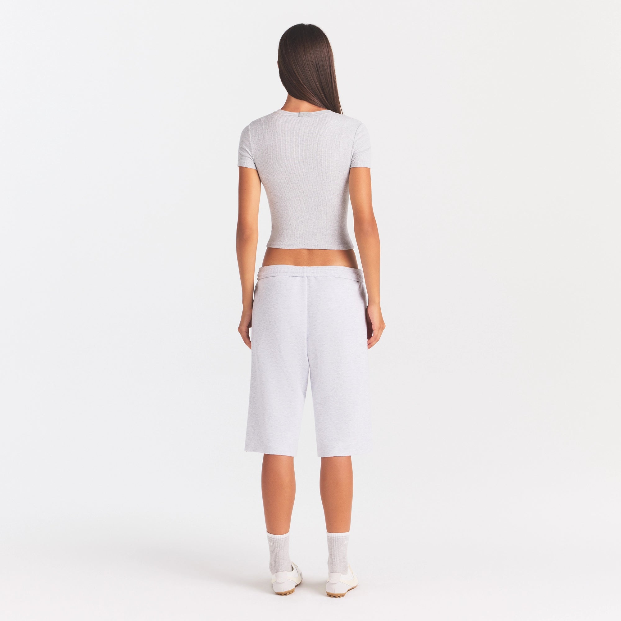 COTTON RIB T-SHIRT | LIGHT HEATHER GREY ON A MODEL FRONT VIEW @ | FOCUS: 0.0, 1.0, 0.9
