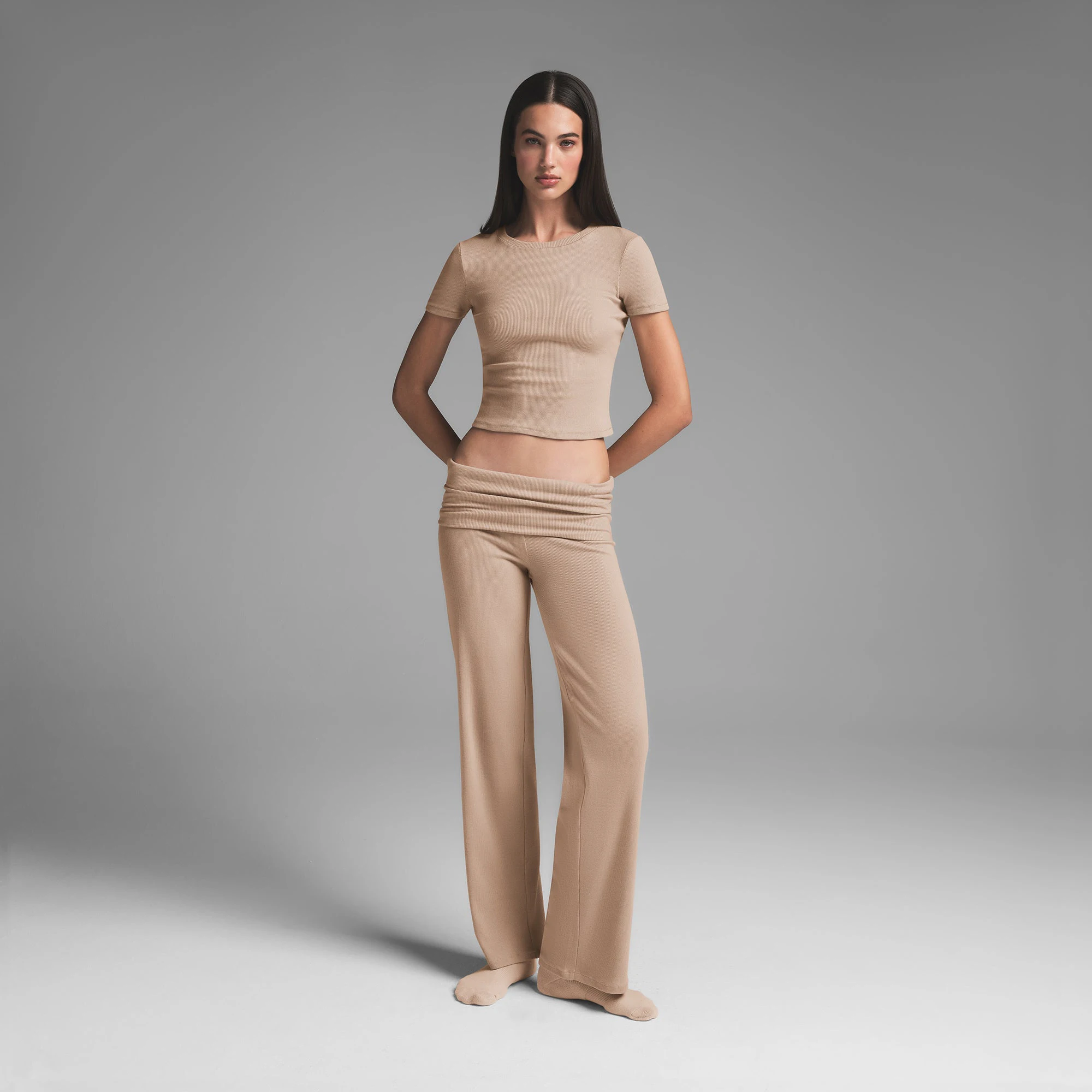 COTTON RIB T-SHIRT | LATTE ON A MODEL FRONT VIEW | FOCUS: 0.0, 1.0, 0.9