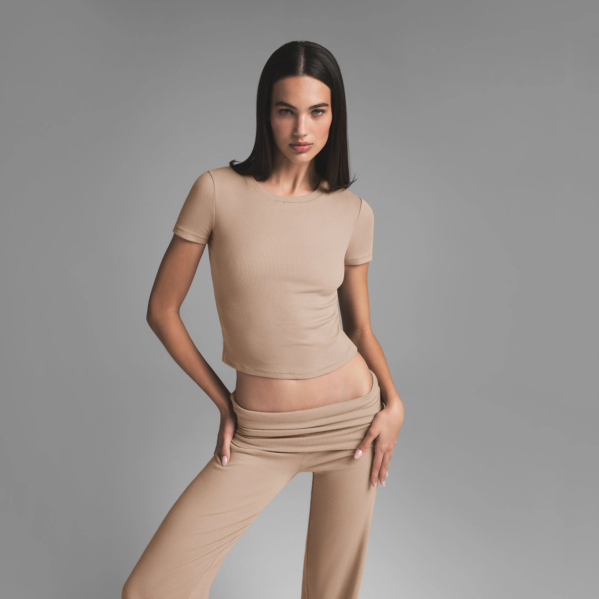 COTTON RIB T-SHIRT | LATTE ON A MODEL FRONT VIEW | FOCUS: 0.0, 1.0, 0.9