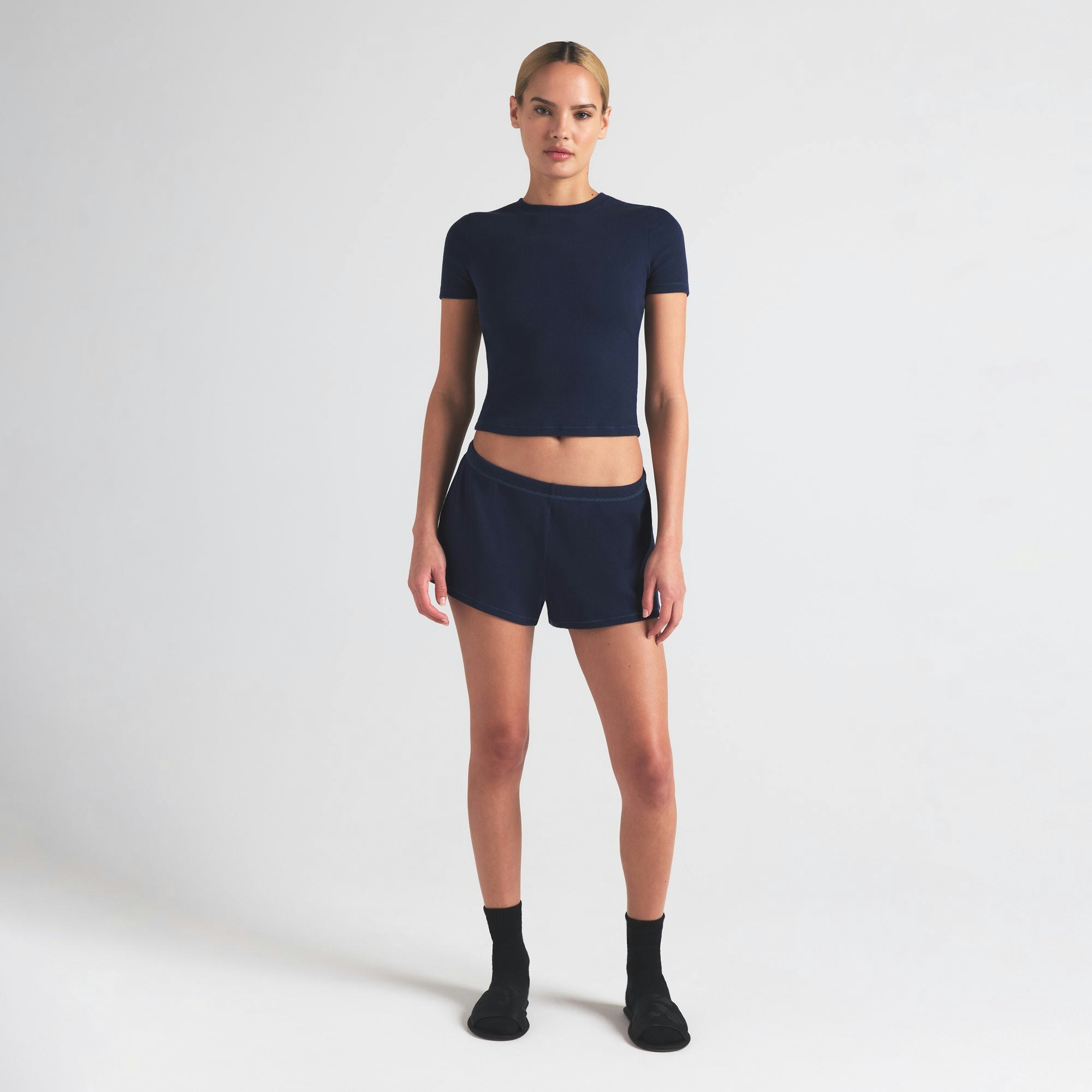 COTTON RIB T-SHIRT | NAVY ON A MODEL FRONTVIEW | FOCUS: 0.0, 1.0, 0.9