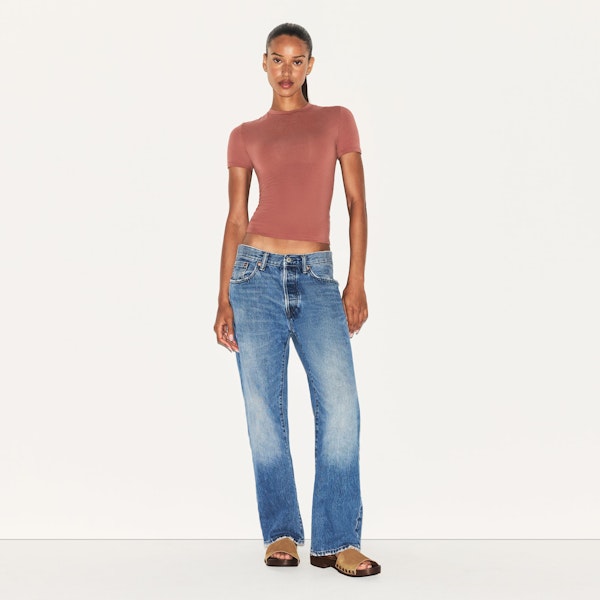 COTTON RIB T-SHIRT | REDWOOD ON A MODEL FRONT VIEW | FOCUS: 0.0, 1.0, 0.9