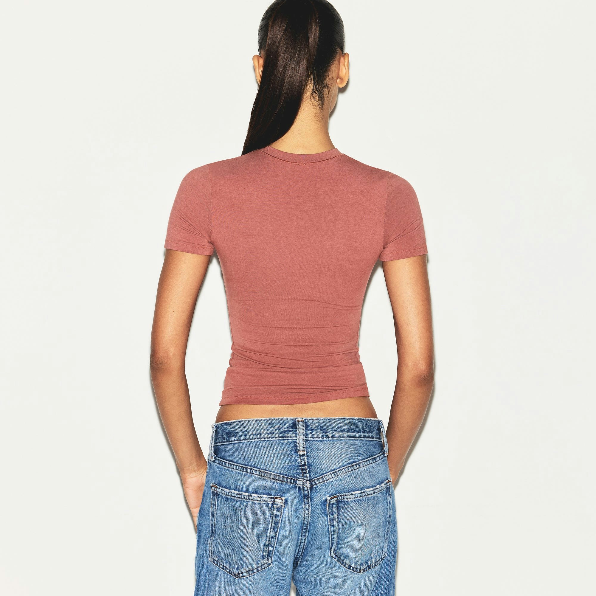 COTTON RIB T-SHIRT | REDWOOD ON A MODEL SIDE VIEW | FOCUS: 0.0, 1.0, 0.9