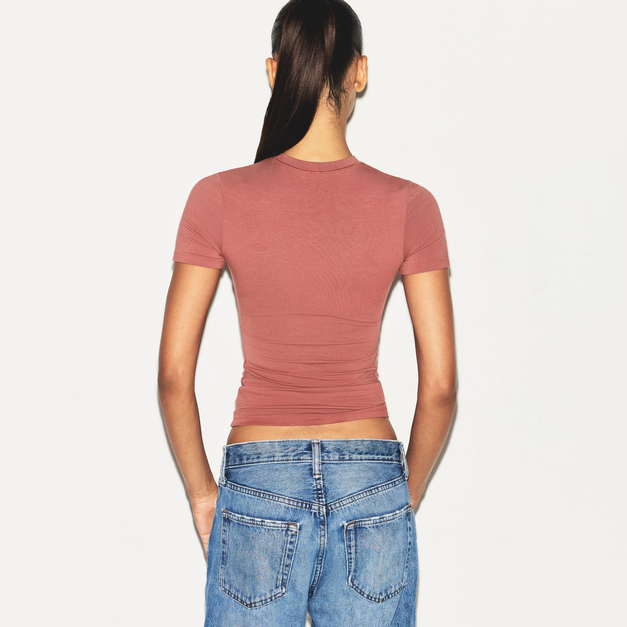 COTTON RIB T-SHIRT | REDWOOD ON A MODEL SIDE VIEW | FOCUS: 0.0, 1.0, 0.9