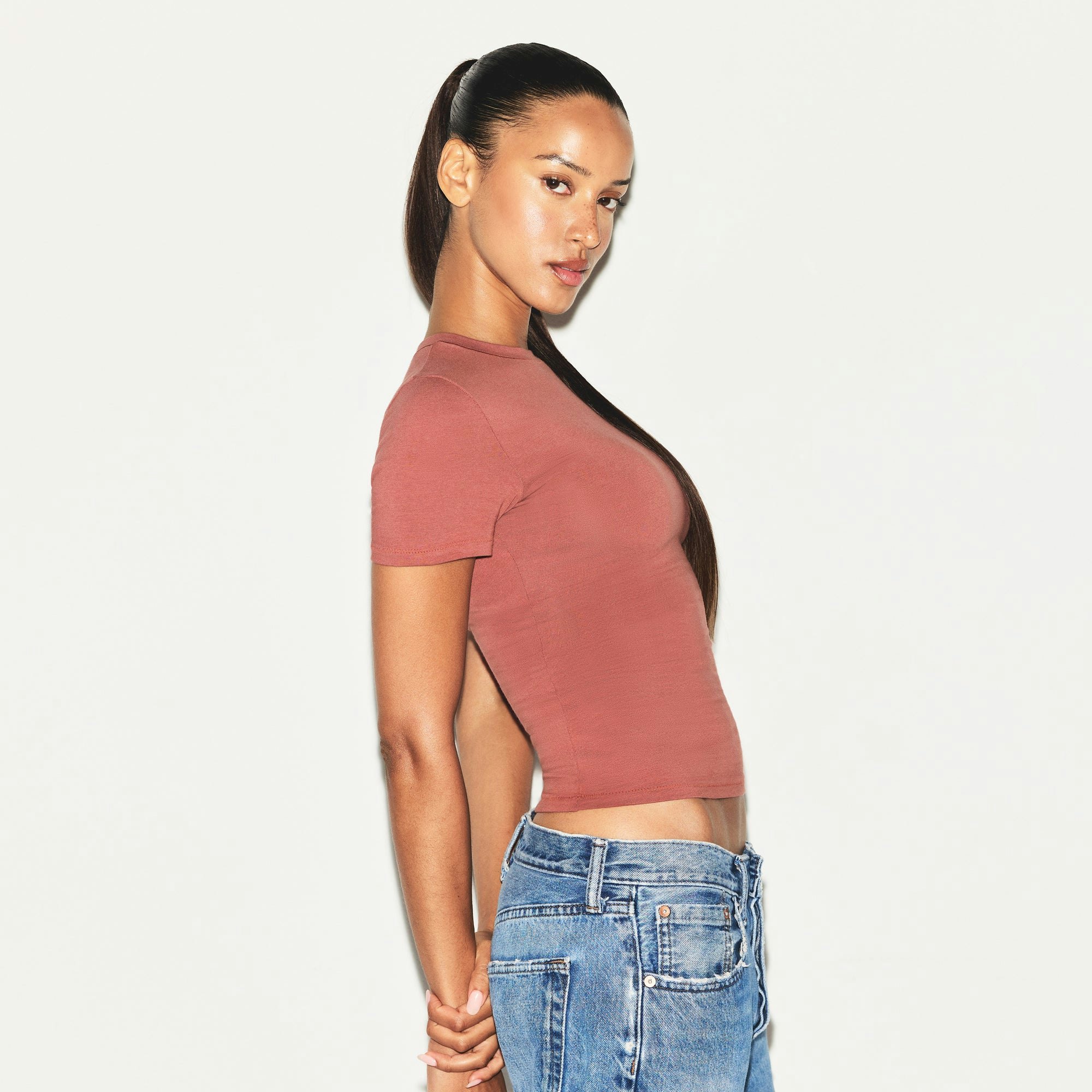 COTTON RIB T-SHIRT | REDWOOD ON A MODEL SIDE VIEW | FOCUS: 0.0, 1.0, 0.9