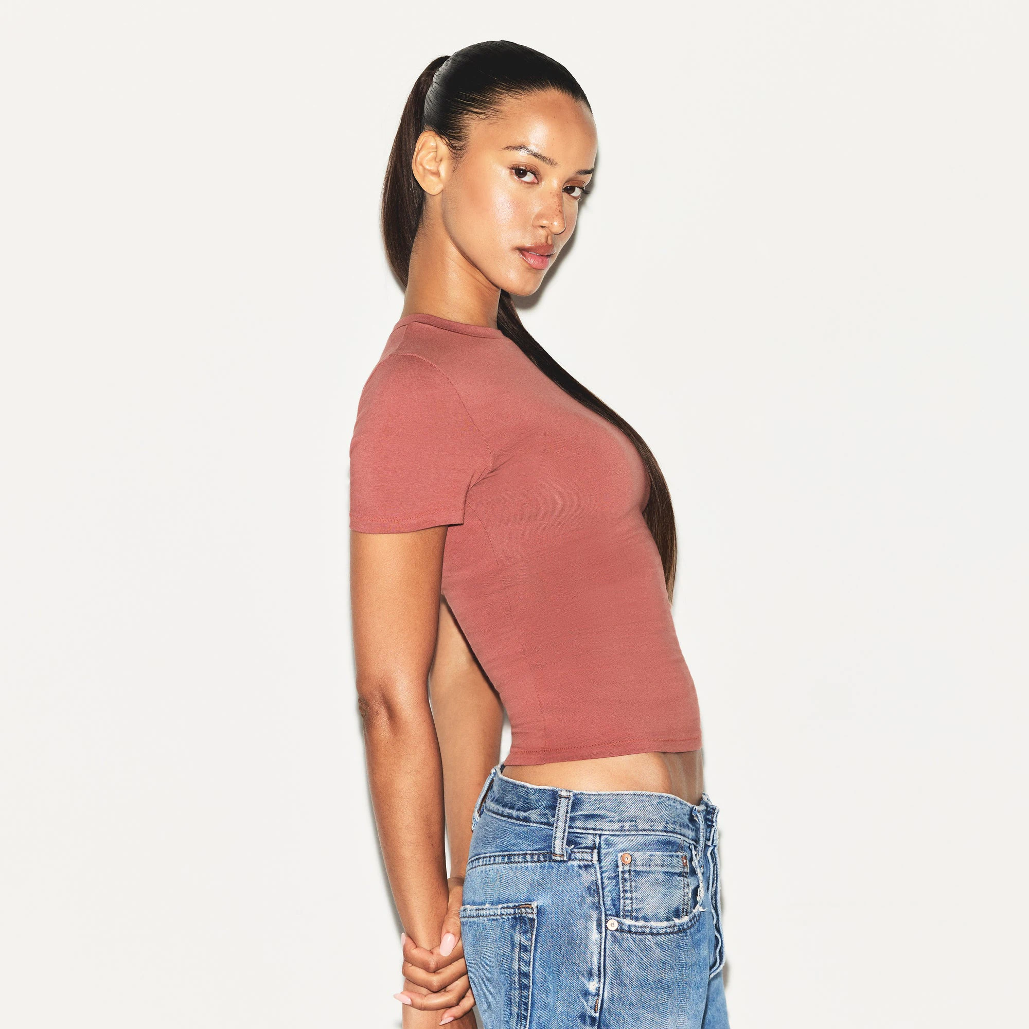 COTTON RIB T-SHIRT | REDWOOD ON A MODEL SIDE VIEW | FOCUS: 0.0, 1.0, 0.9